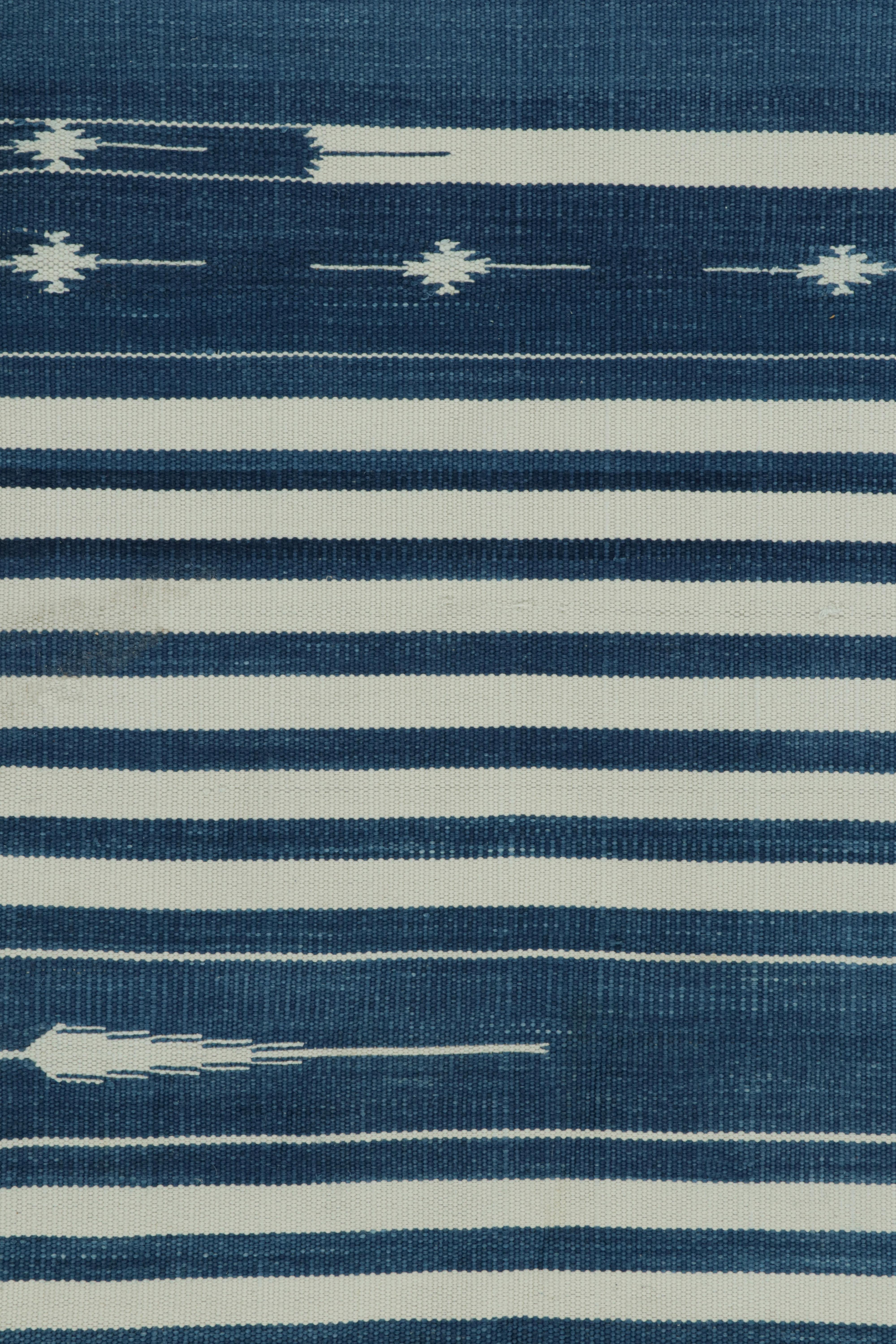 Rug & Kilim: Tappeto Dhurrie contemporaneo con strisce bianche e blu In condizioni Nuovo in vendita a Long Island City, NY