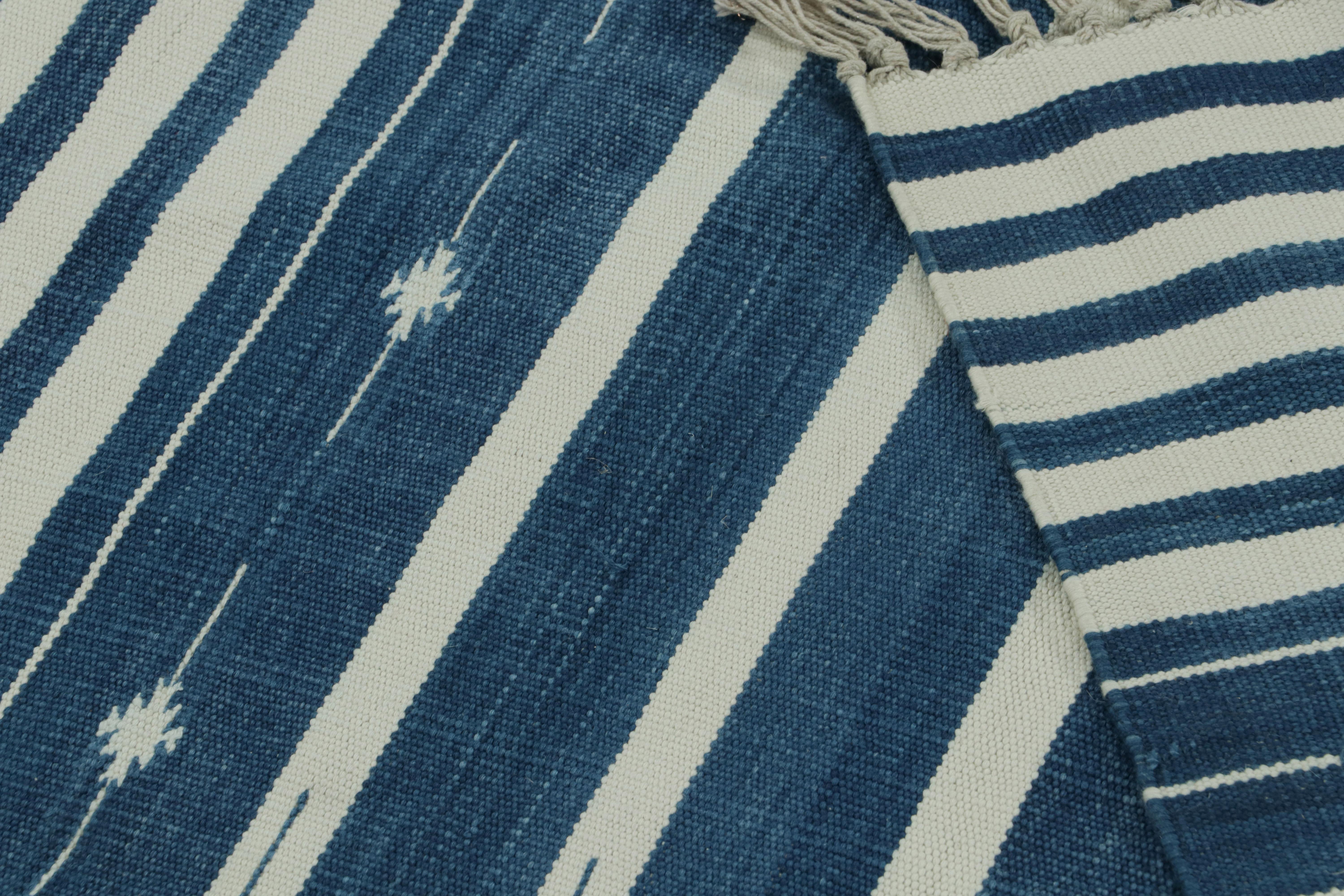 XXI secolo e contemporaneo Rug & Kilim: Tappeto Dhurrie contemporaneo con strisce bianche e blu in vendita