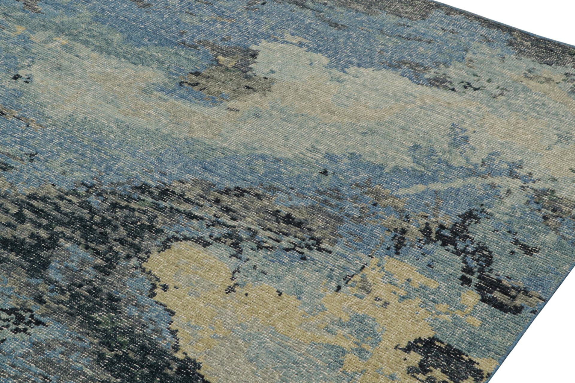 Noué à la main Rug & Kilim's Contemporary Distressed Abstract Rug in Beige, Blue and Gray (Tapis abstrait contemporain vieilli en beige, bleu et gris) en vente