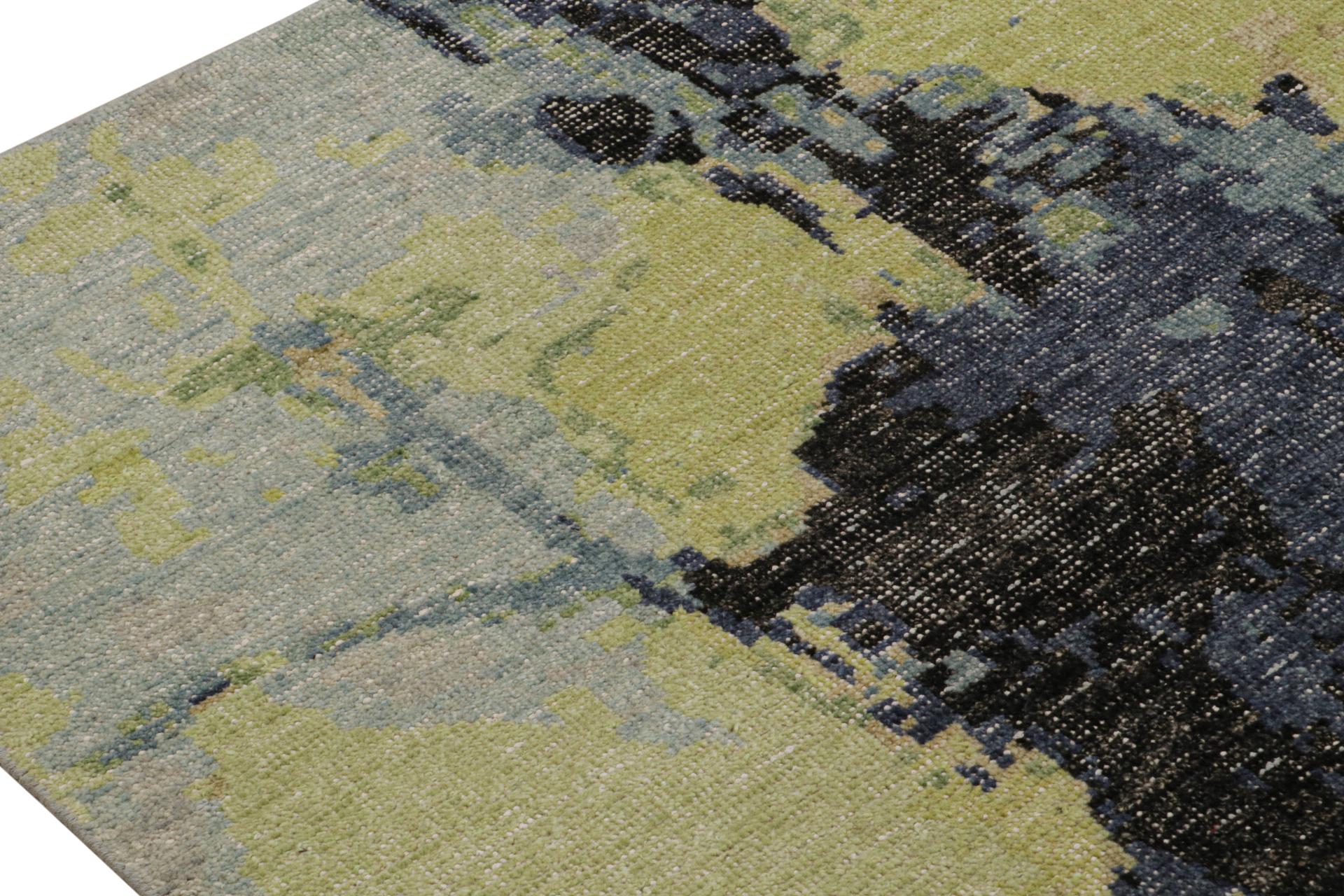 Annodato a mano Rug & Kilim - Tappeto astratto contemporaneo con effetto distressed in blu e verde in vendita