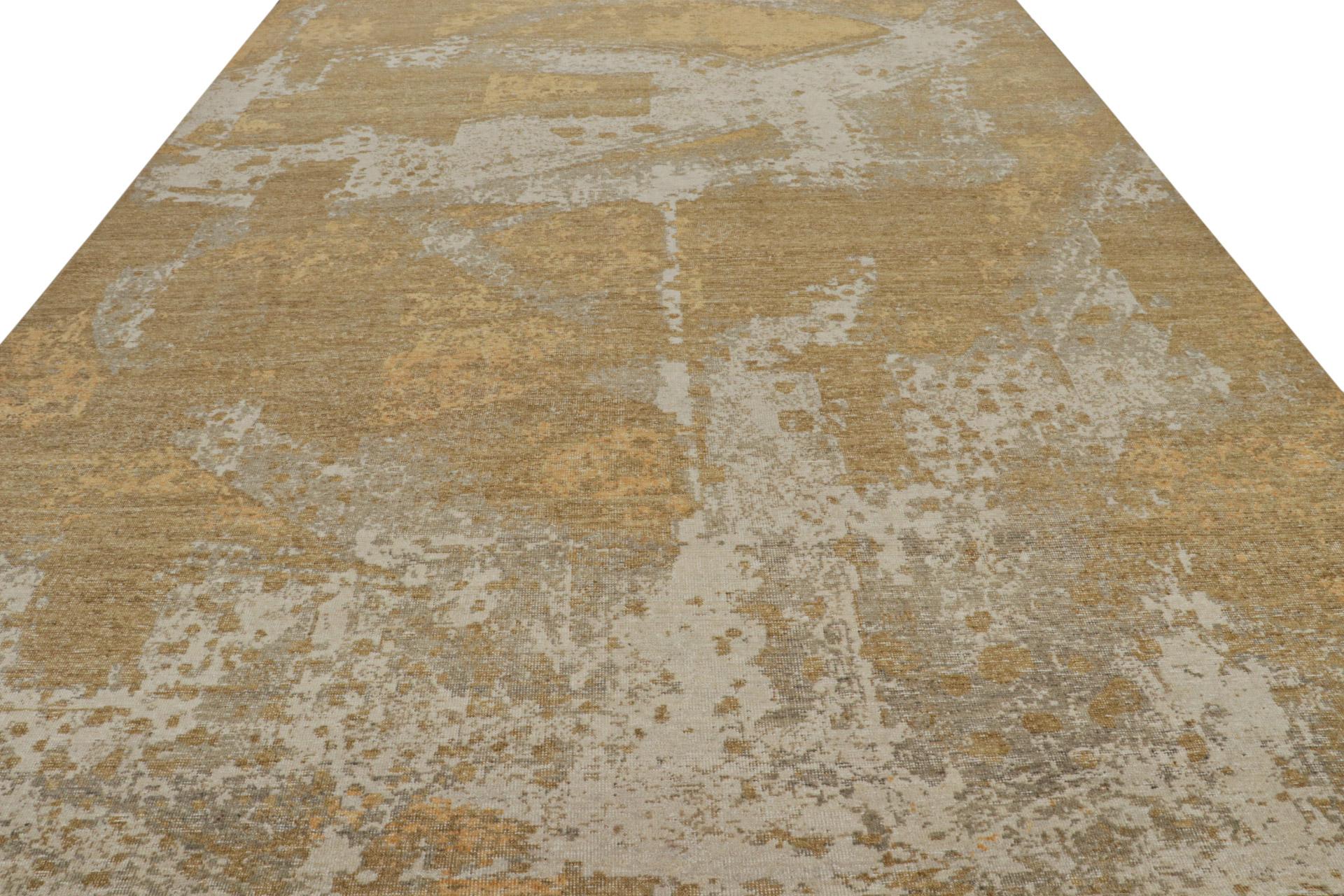 Rug & Kilim's Contemporary Distressed Abstract Rug In Gold (Moderne) im Angebot