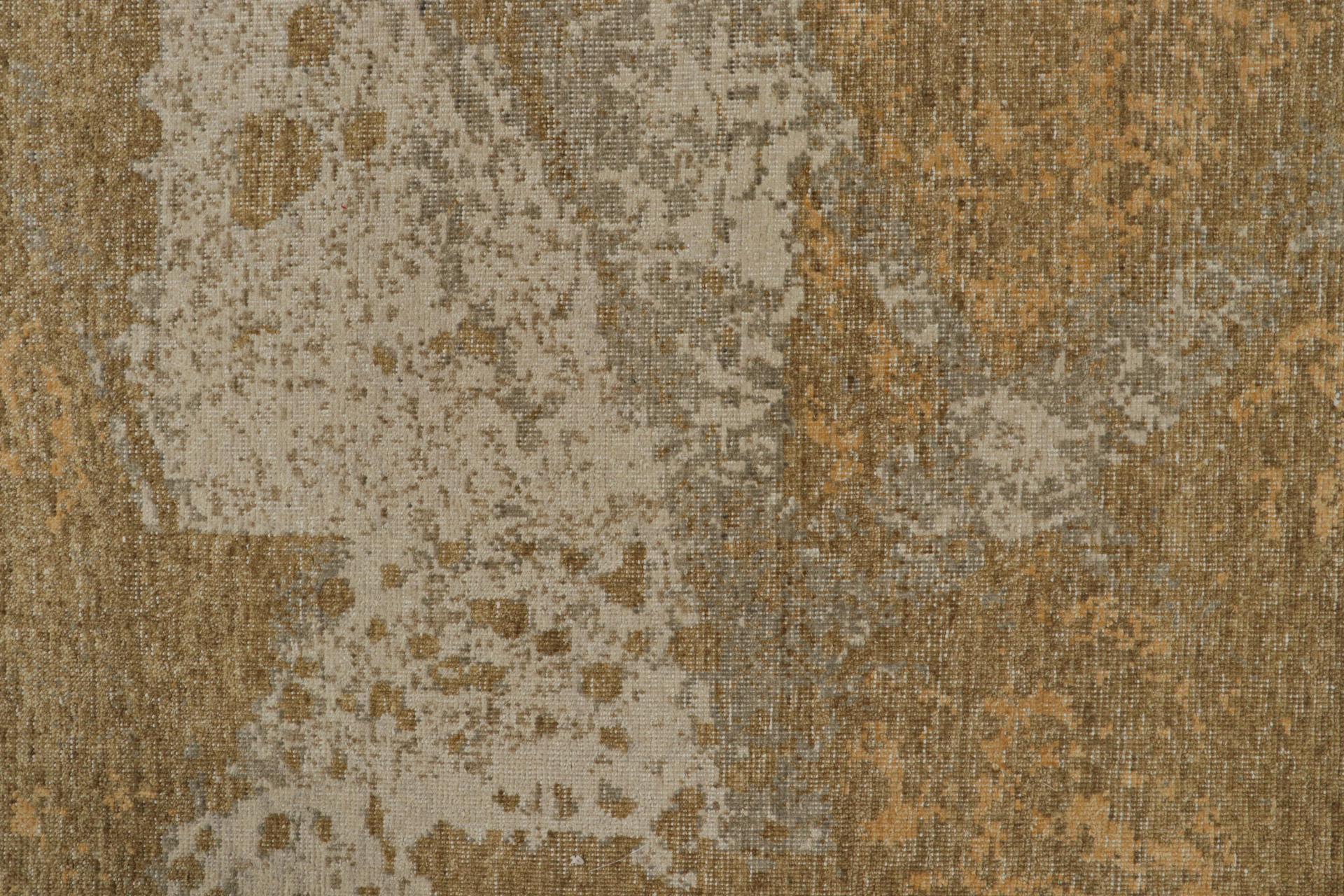 Rug & Kilim's Contemporary Distressed Abstract Rug In Gold im Zustand „Neu“ im Angebot in Long Island City, NY