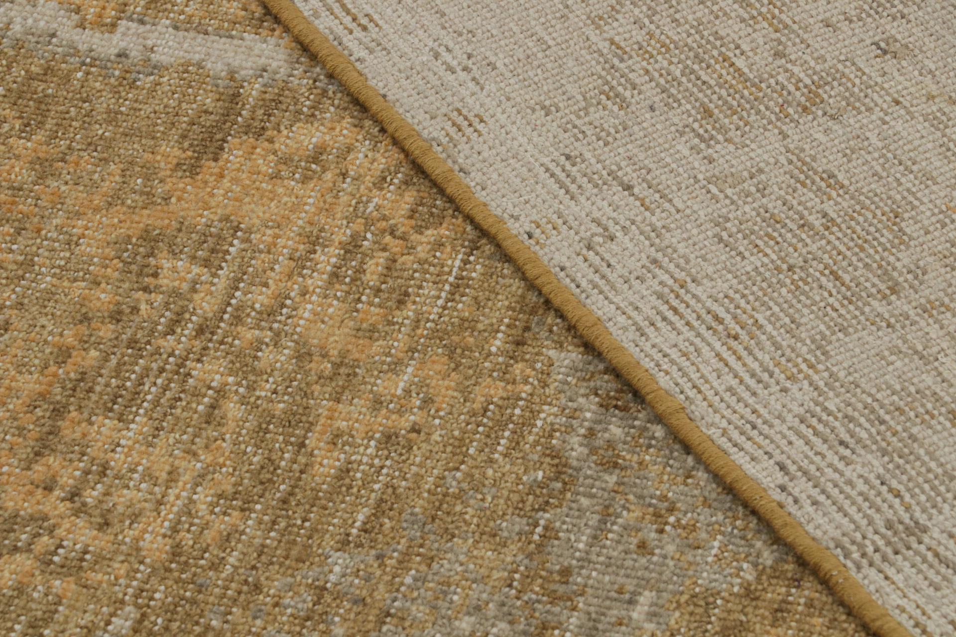 Rug & Kilim's Contemporary Distressed Abstract Rug In Gold (21. Jahrhundert und zeitgenössisch) im Angebot