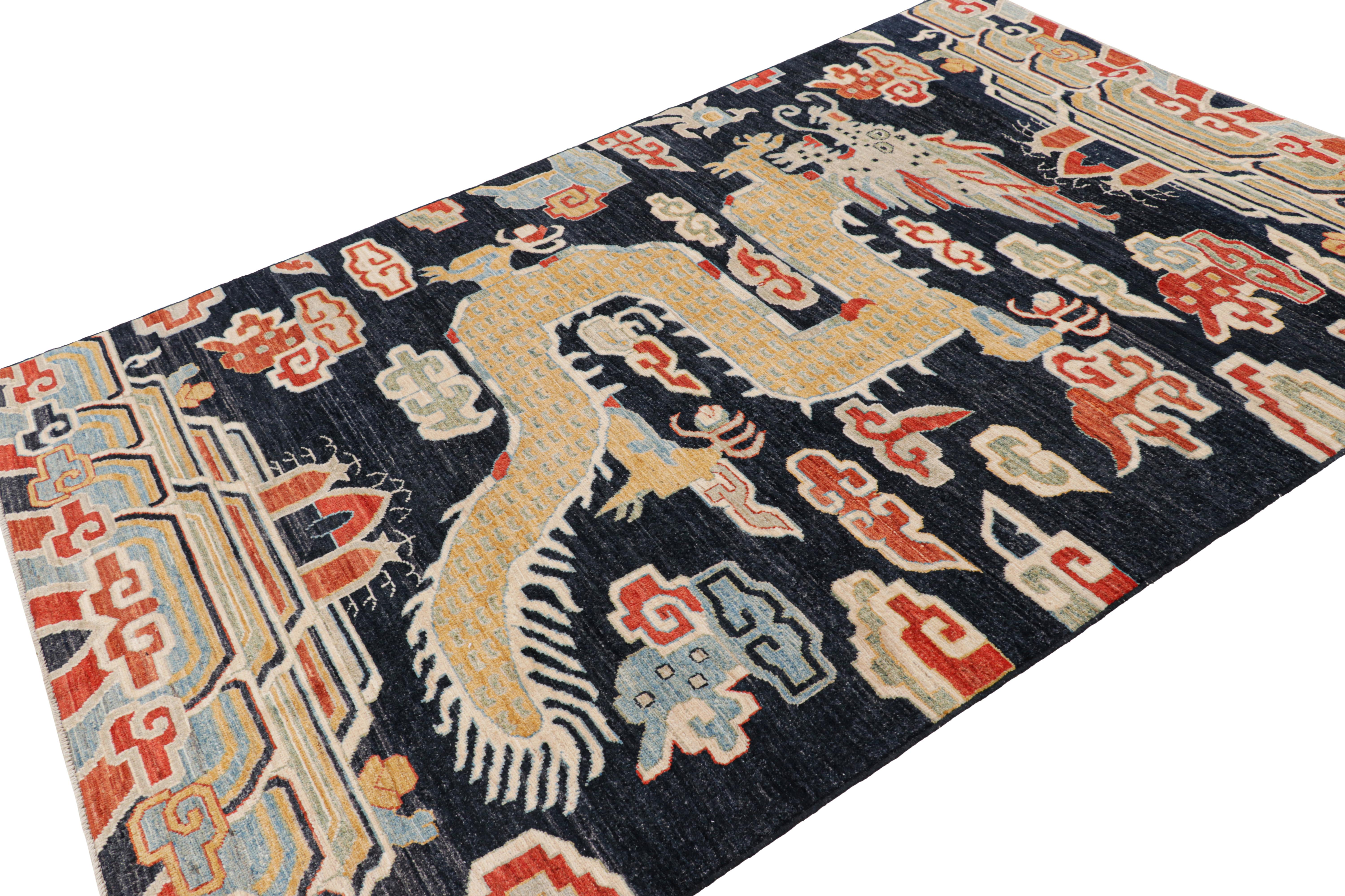 Noué à la main Rug & Kilim's Contemporary Dragon Rug in Navy Blue with Gold Pictorial (Tapis dragon contemporain bleu marine avec pictogramme or) en vente