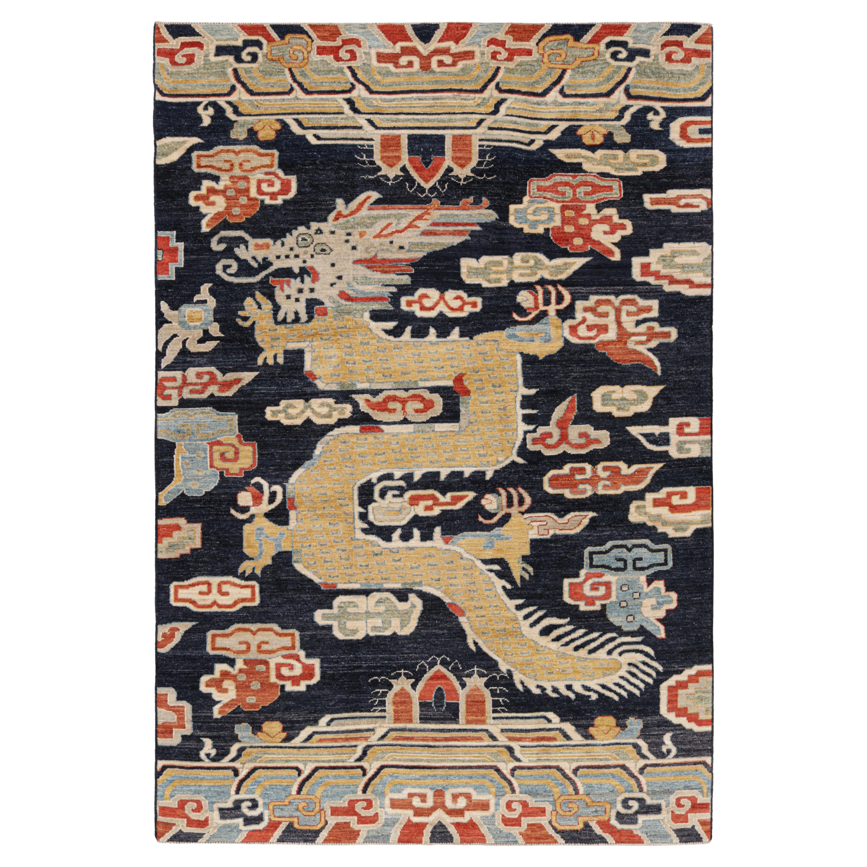 Rug 
Kilim è un tappeto contemporaneo a forma di drago in blu navy con immagini dorate.