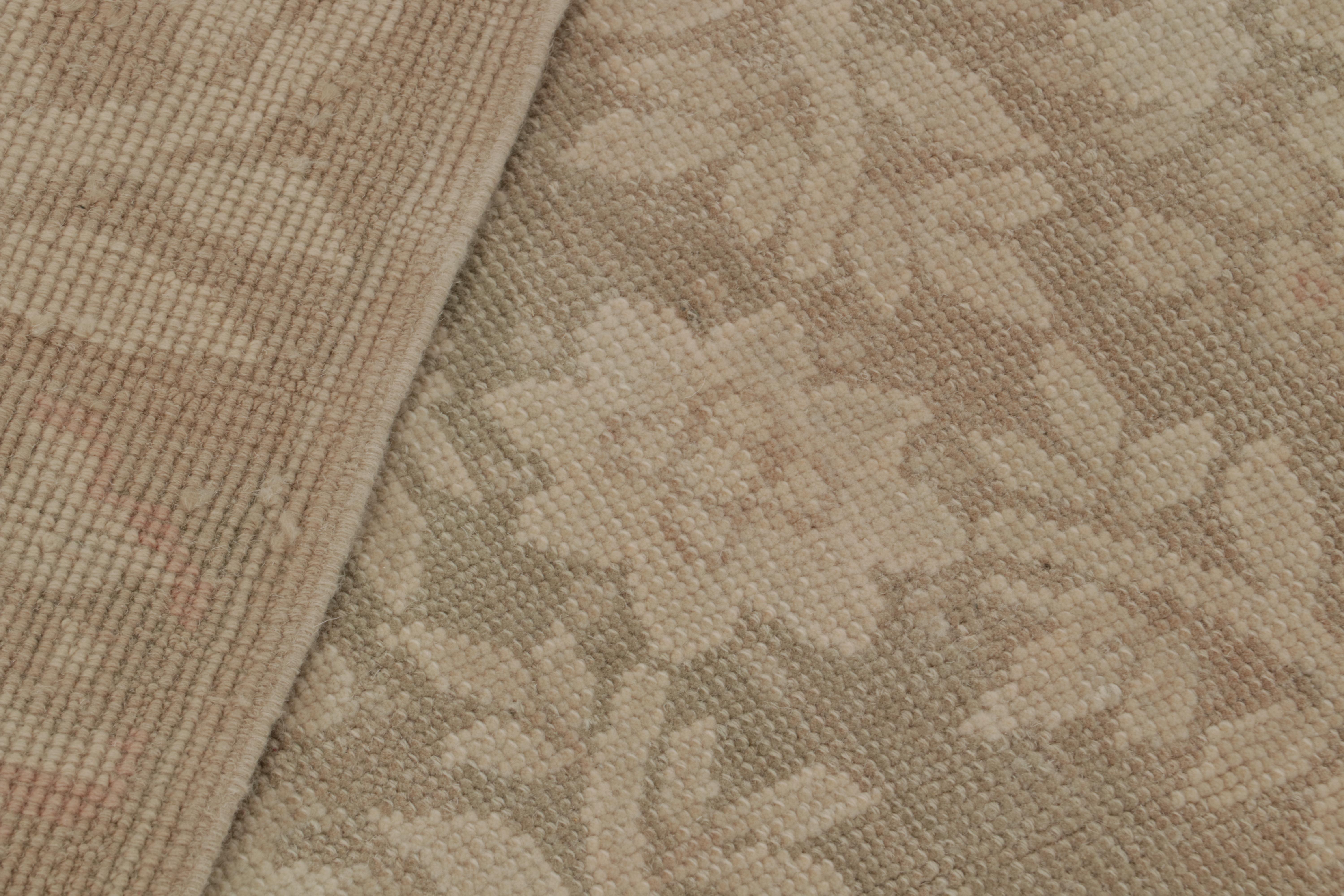 Rug & Kilim's Contemporary European Style Rug in Beige with Floral Patterns (tapis contemporain de style européen en beige avec motifs floraux) en vente 3