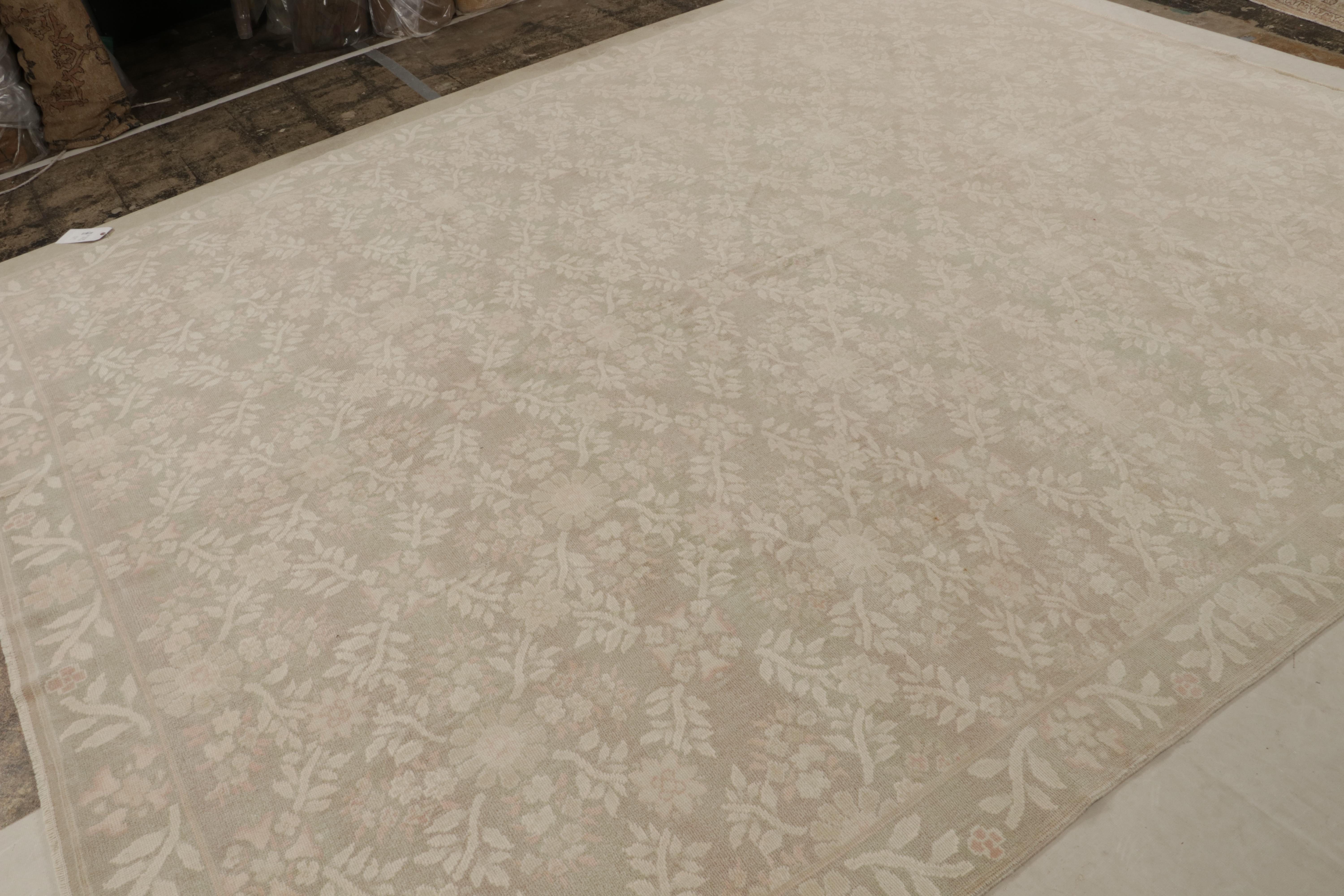 Ce tapis contemporain 9x12 est un nouvel ajout à la collection européenne de Rug & Kilim. Inspiré des tapis de la Savonnerie du XVIIIe siècle, ce tapis beige/marron et taupe avec des accents roses présente une façon presque neutre d'aborder ce