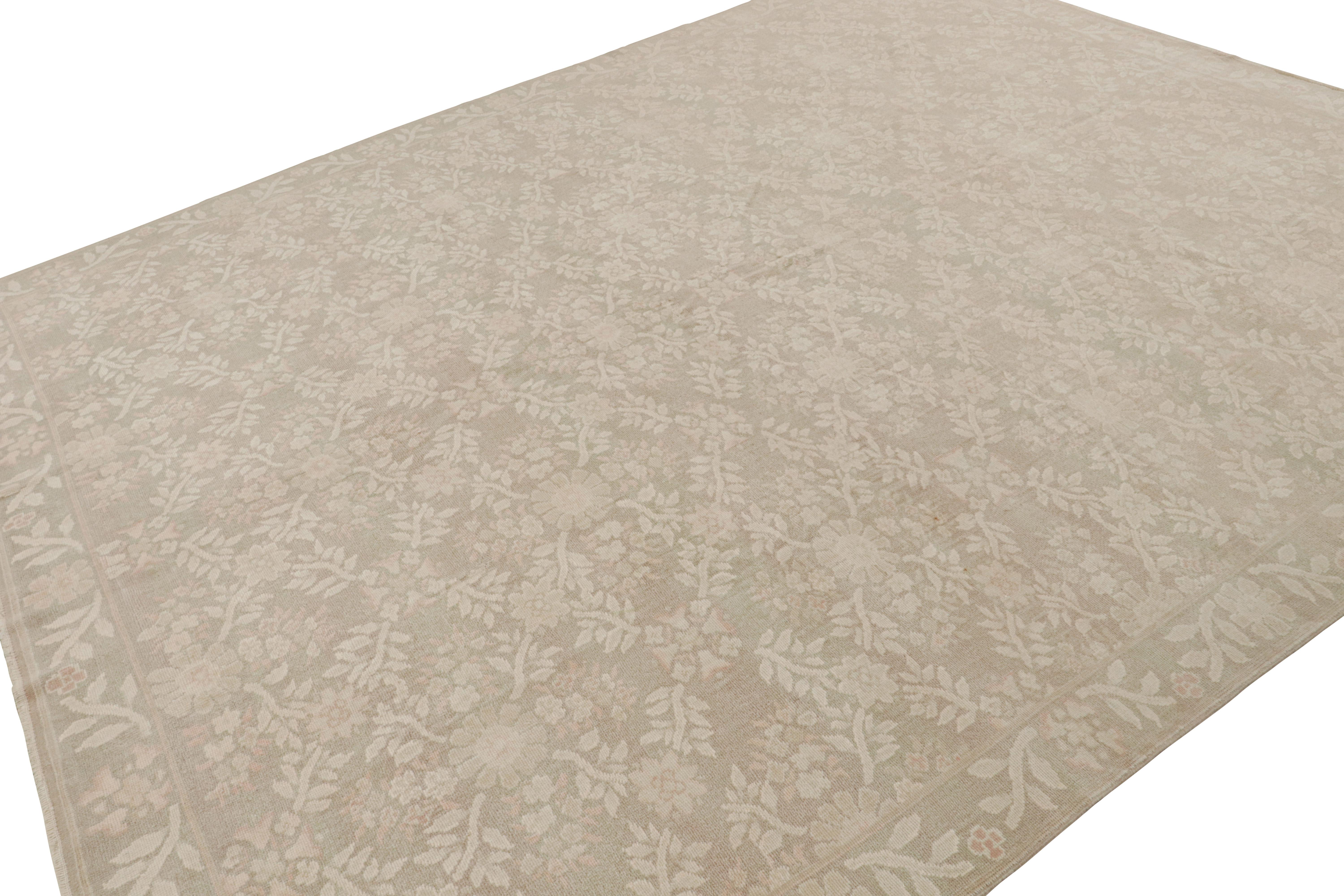 Dieser moderne Teppich im Format 9x12 ist ein Neuzugang in der European Collection'S von Rug & Kilim. Inspiriert von Savonnerie-Teppichen aus dem 18. Jahrhundert, bietet dieser Teppich in Beige/Braun und Taupe mit rosa Akzenten eine fast neutrale
