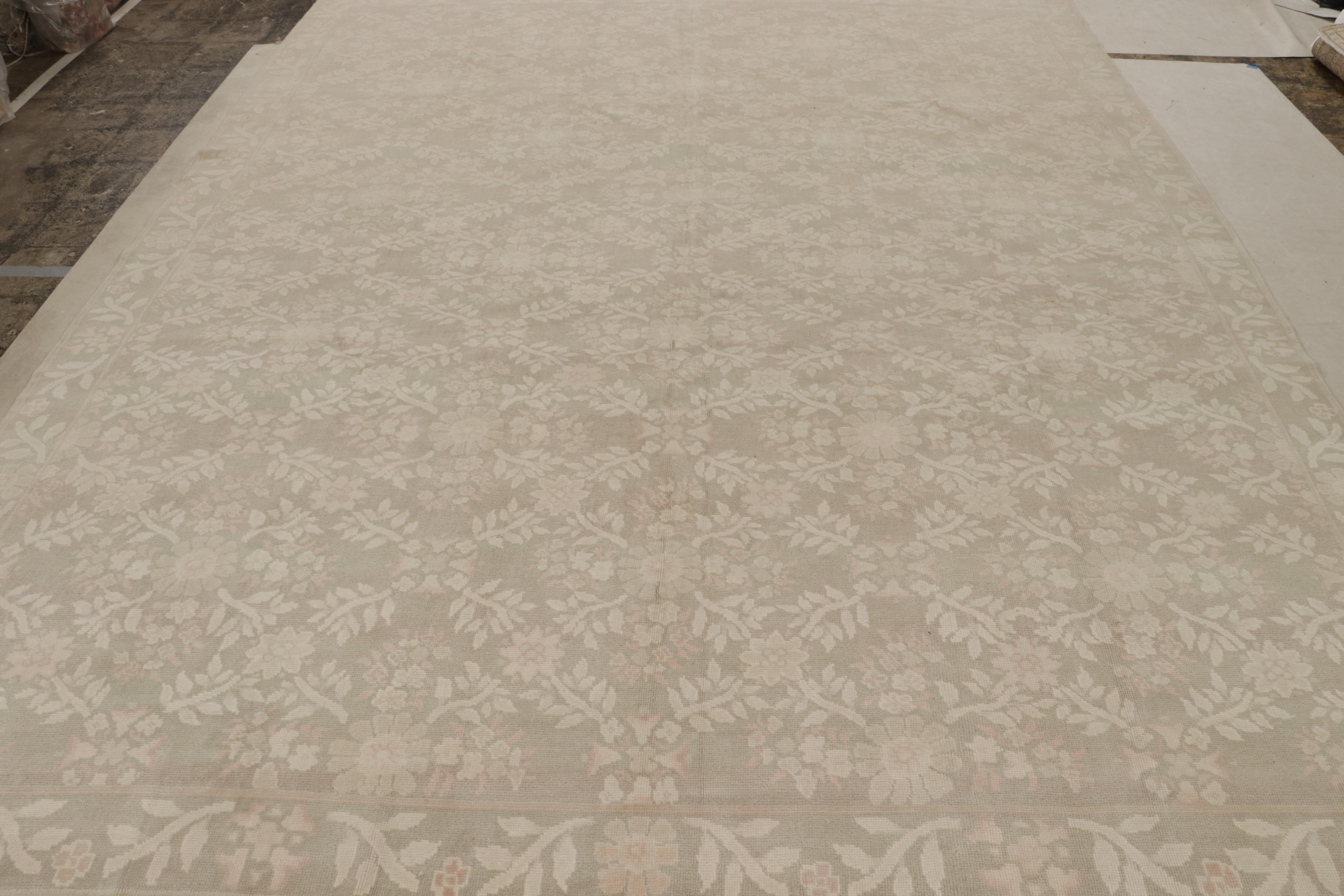 Chinois Rug & Kilim's Contemporary European Style Rug in Beige with Floral Patterns (tapis contemporain de style européen en beige avec motifs floraux) en vente