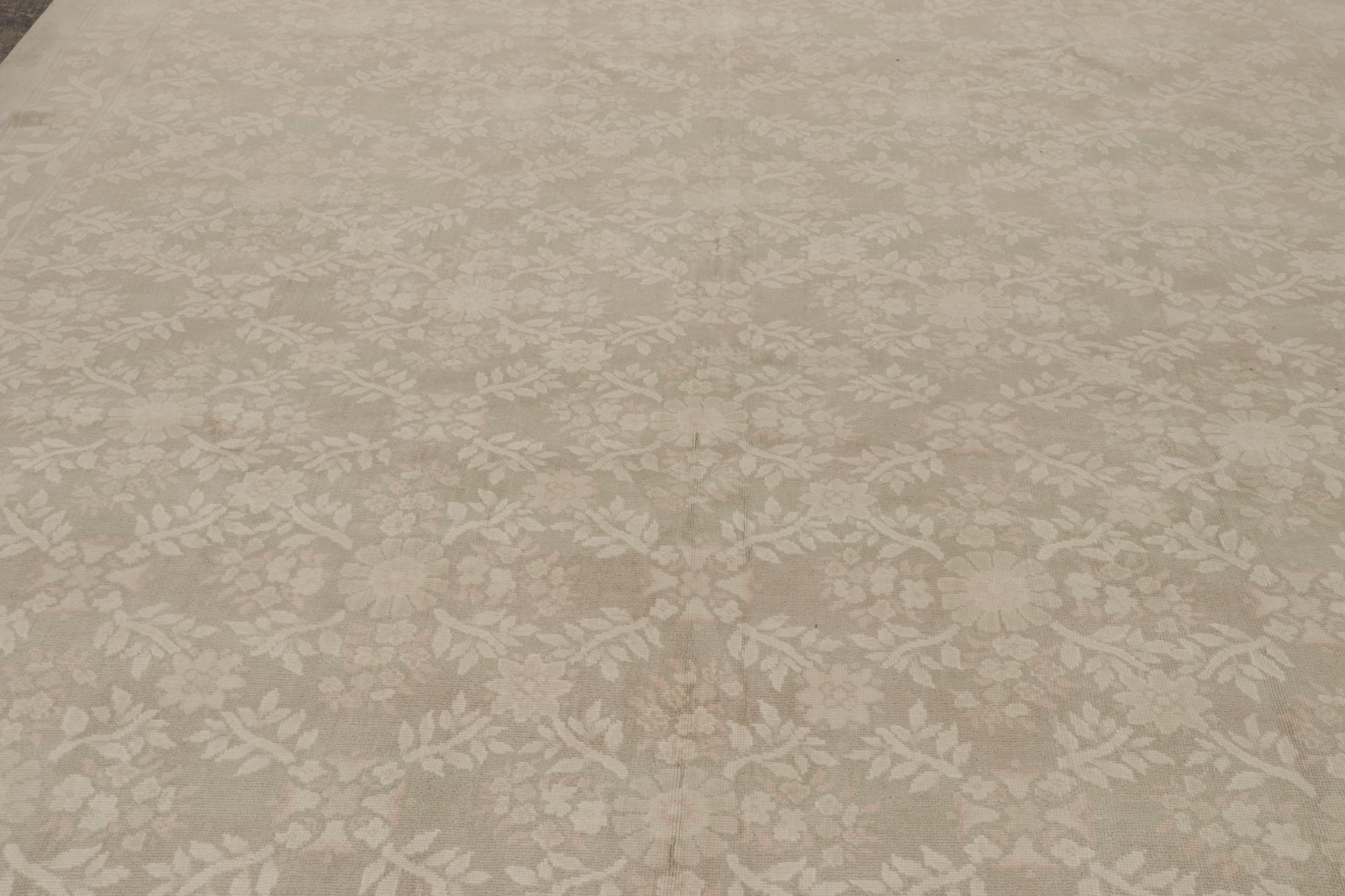 Noué à la main Rug & Kilim's Contemporary European Style Rug in Beige with Floral Patterns (tapis contemporain de style européen en beige avec motifs floraux) en vente