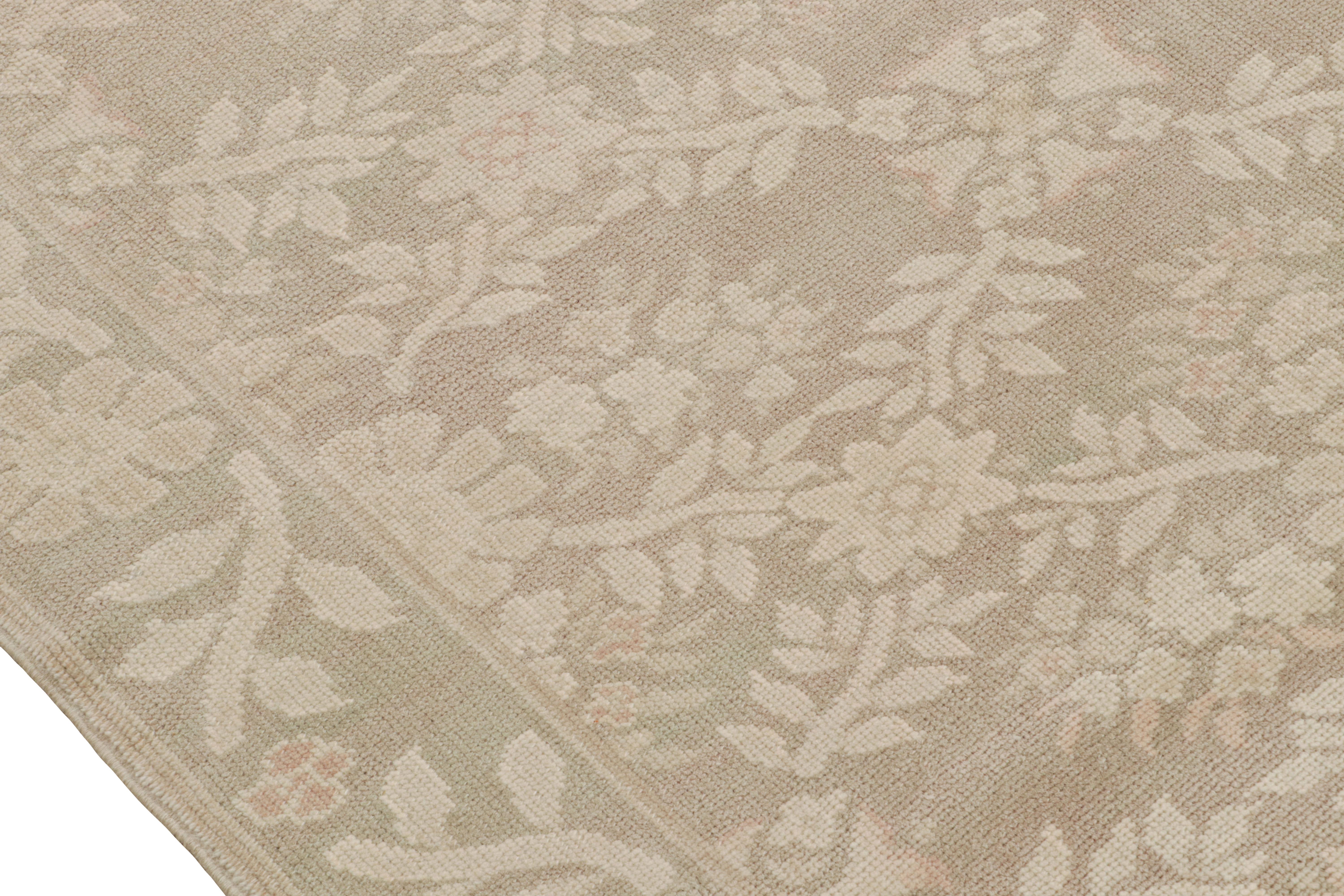 Rug & Kilim's Contemporary European Style Rug in Beige mit Blumenmustern im Zustand „Neu“ im Angebot in Long Island City, NY