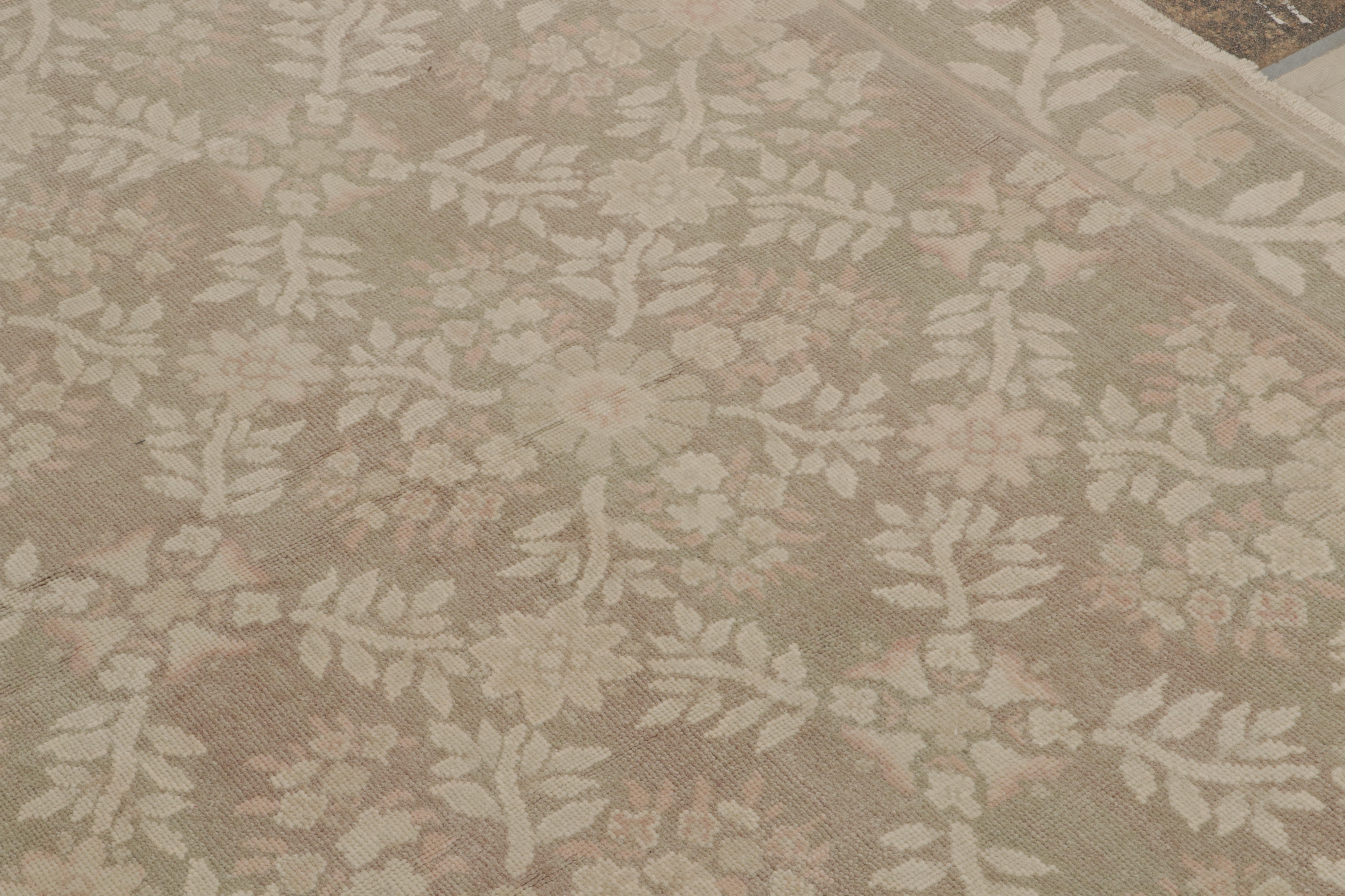 Rug & Kilim's Contemporary European Style Rug in Beige with Floral Patterns (tapis contemporain de style européen en beige avec motifs floraux) Neuf - En vente à Long Island City, NY