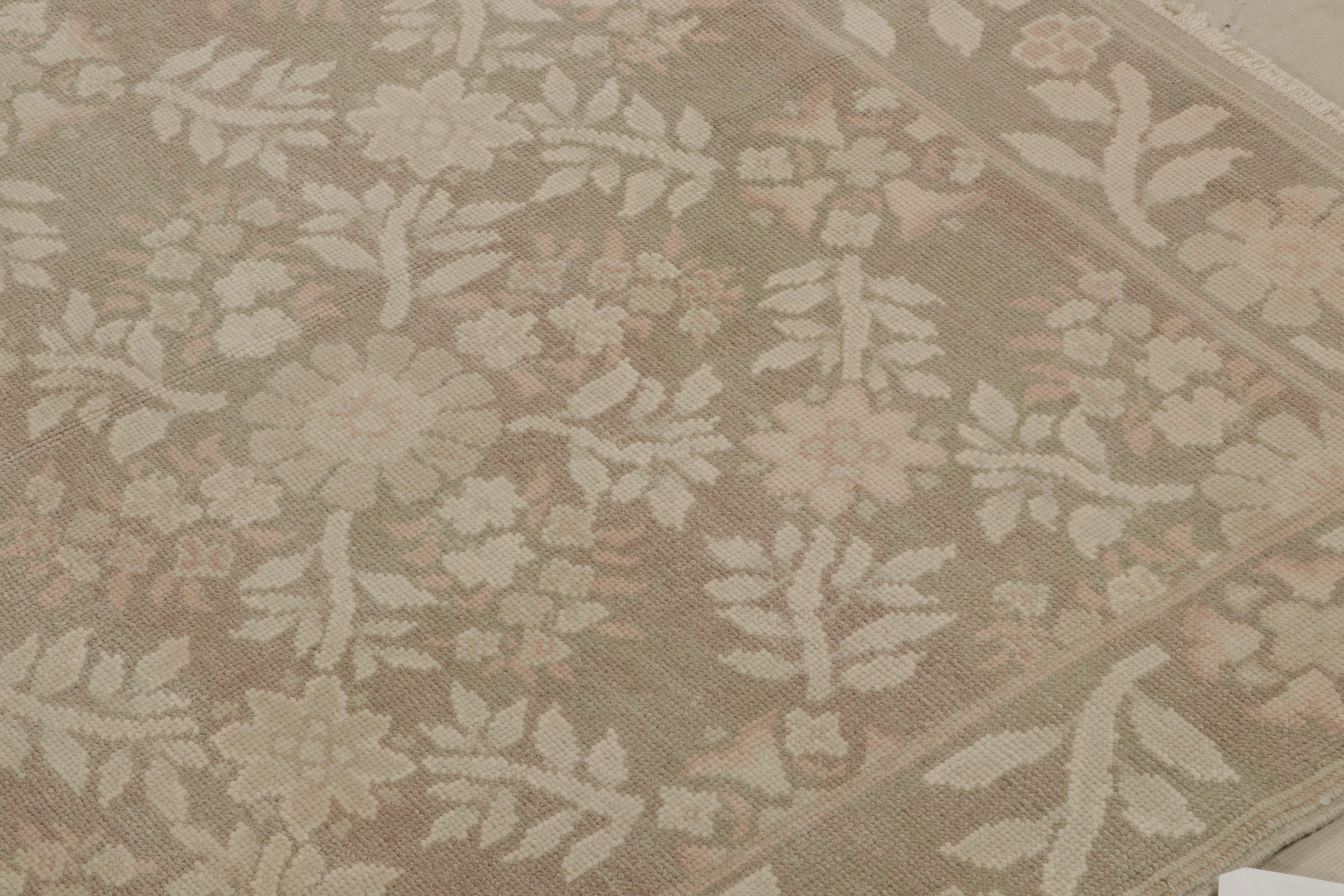 XXIe siècle et contemporain Rug & Kilim's Contemporary European Style Rug in Beige with Floral Patterns (tapis contemporain de style européen en beige avec motifs floraux) en vente