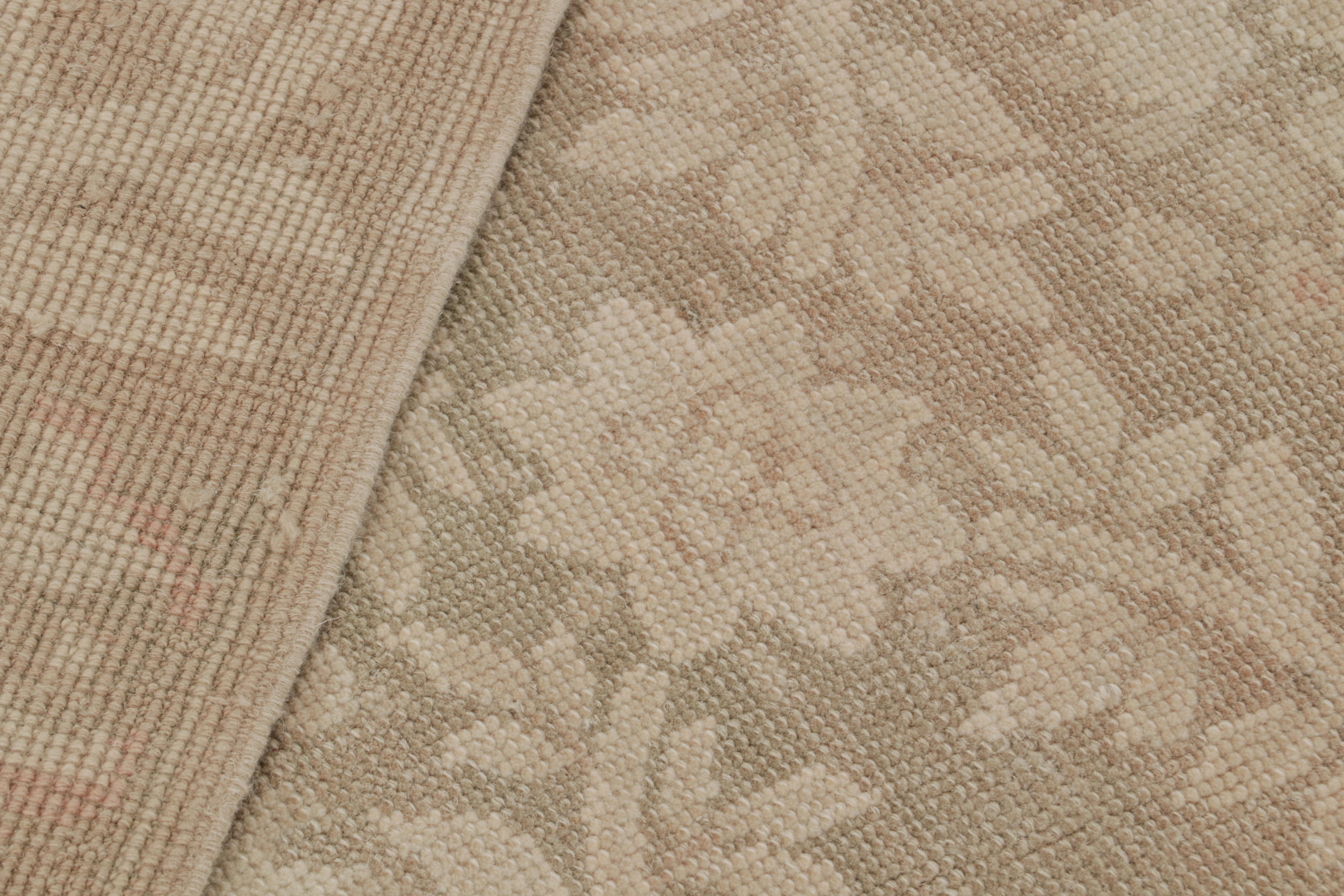 Rug & Kilim's Contemporary European Style Rug in Beige mit Blumenmustern (Wolle) im Angebot
