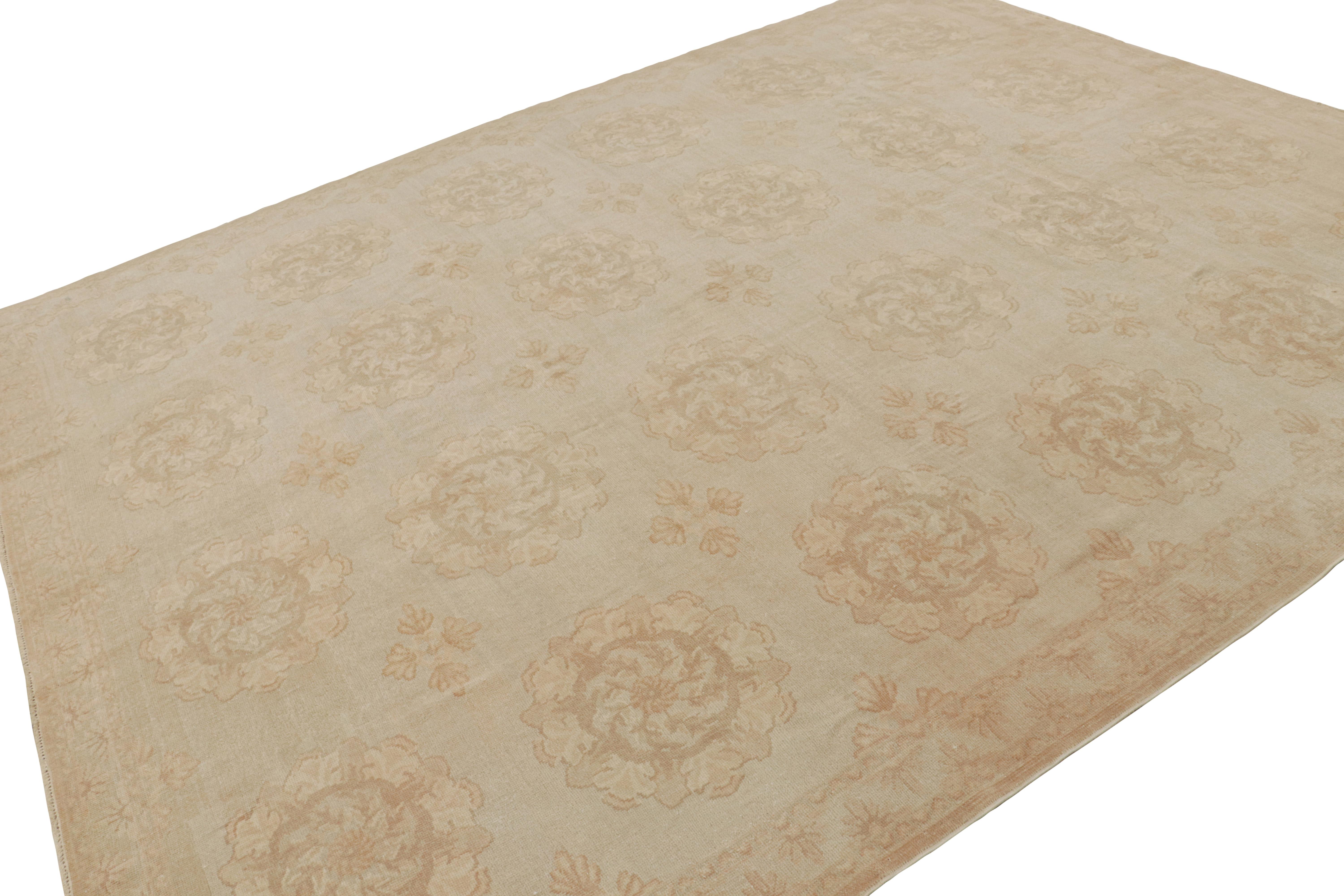 Dieser moderne Teppich im Format 9x11 ist ein Neuzugang in der European Collection'S von Rug & Kilim. Inspiriert von den Aubusson-Teppichen aus dem 18. Jahrhundert, ist dieser Teppich eine gedämpfte Version dieses königlichen Übergangsstils mit
