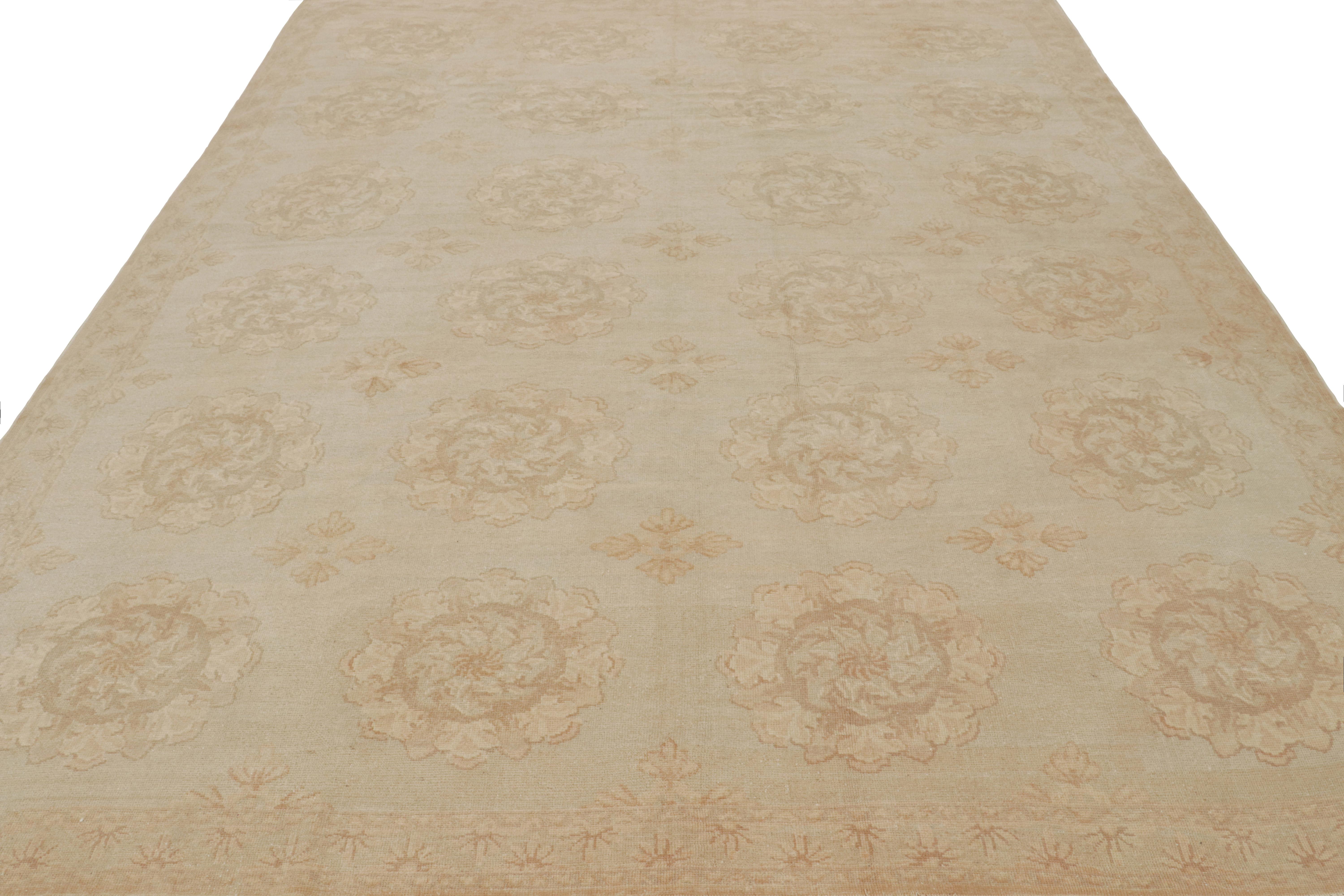 Rug & Kilim's Contemporary European Style Teppich mit beige-braunen Blumenmedaillons (Aubusson) im Angebot