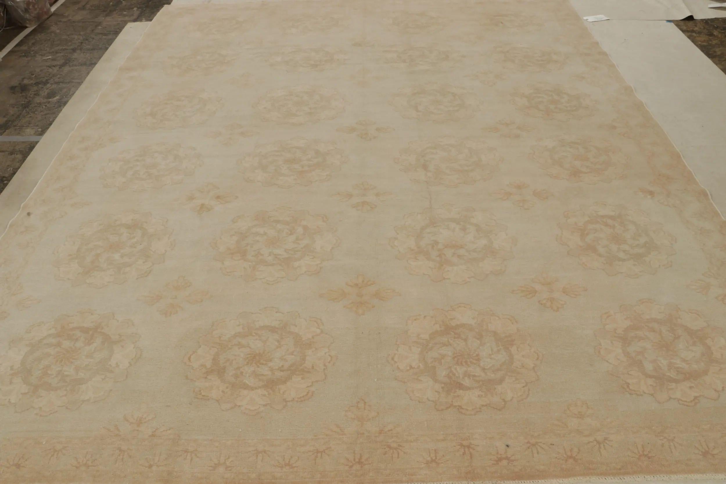 Rug & Kilim's Contemporary European Style Teppich mit beige-braunen Blumenmedaillons (Chinesisch) im Angebot