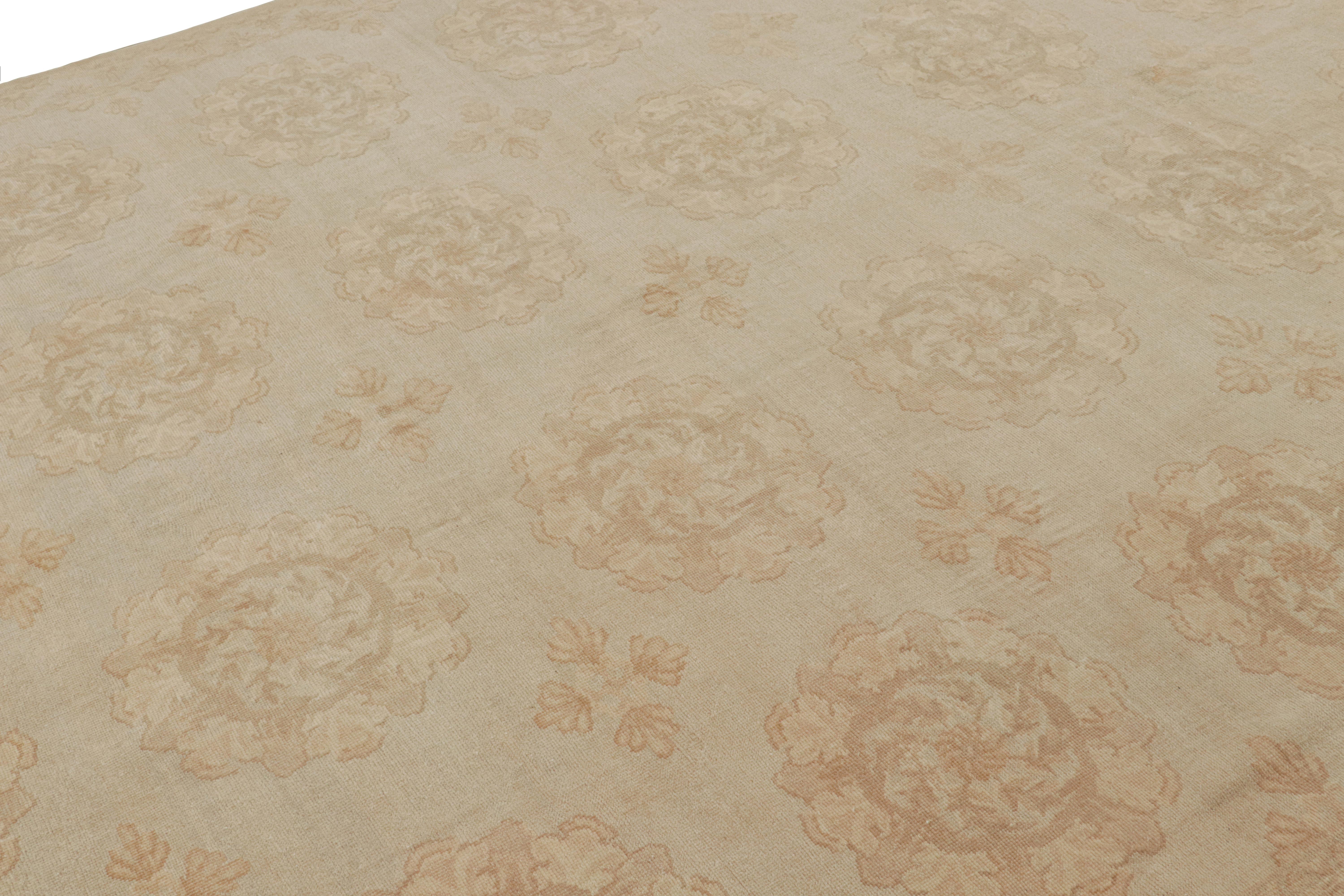 Rug & Kilim's Contemporary European Style Teppich mit beige-braunen Blumenmedaillons (Chinesisch) im Angebot