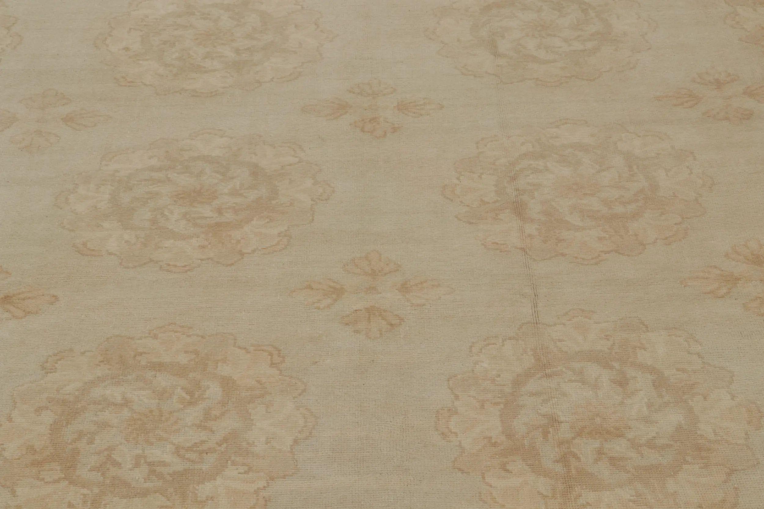 Rug & Kilim's Contemporary European Style Teppich mit beige-braunen Blumenmedaillons (Handgeknüpft) im Angebot