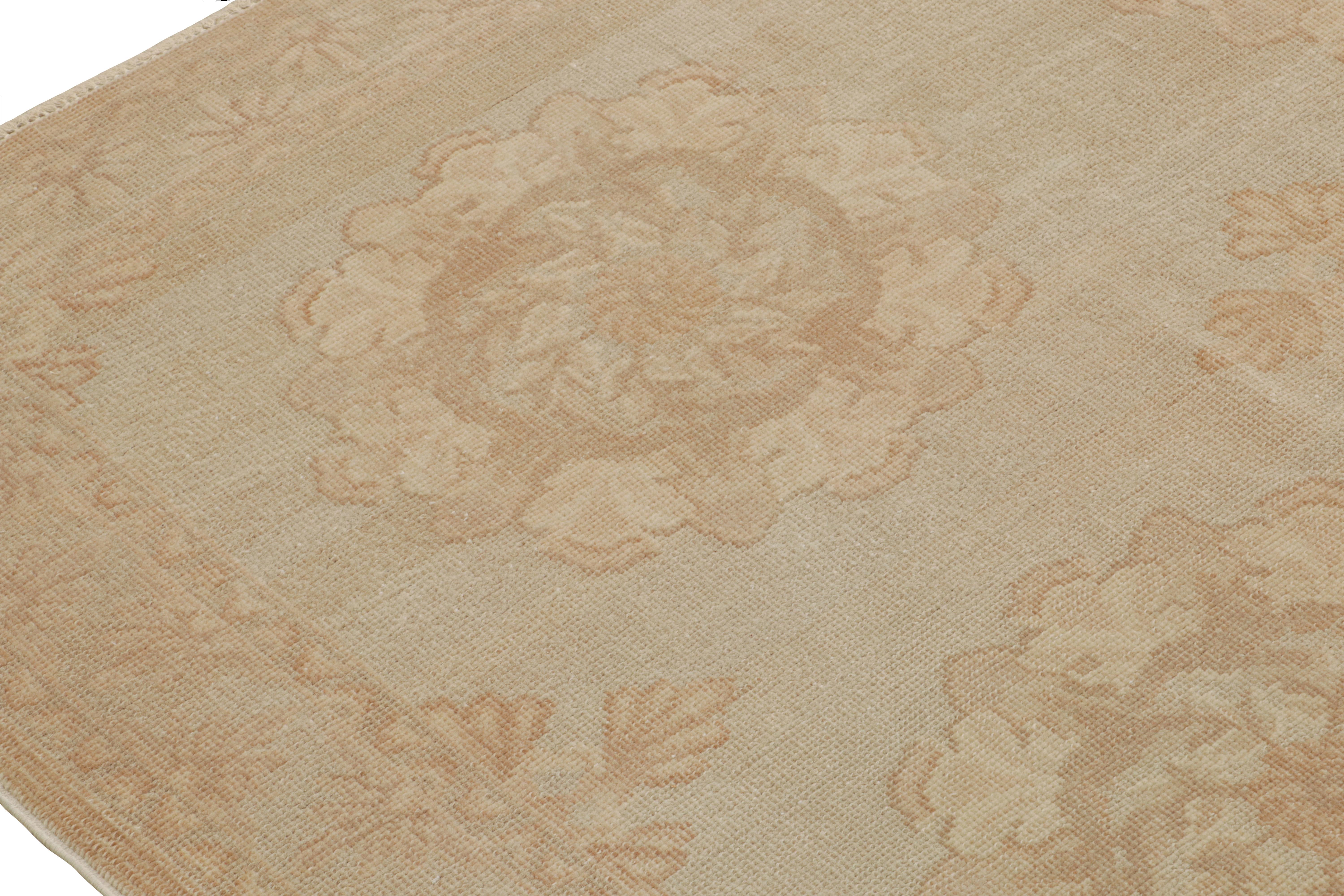 Rug & Kilim's Contemporary European Style Teppich mit beige-braunen Blumenmedaillons (Handgeknüpft) im Angebot