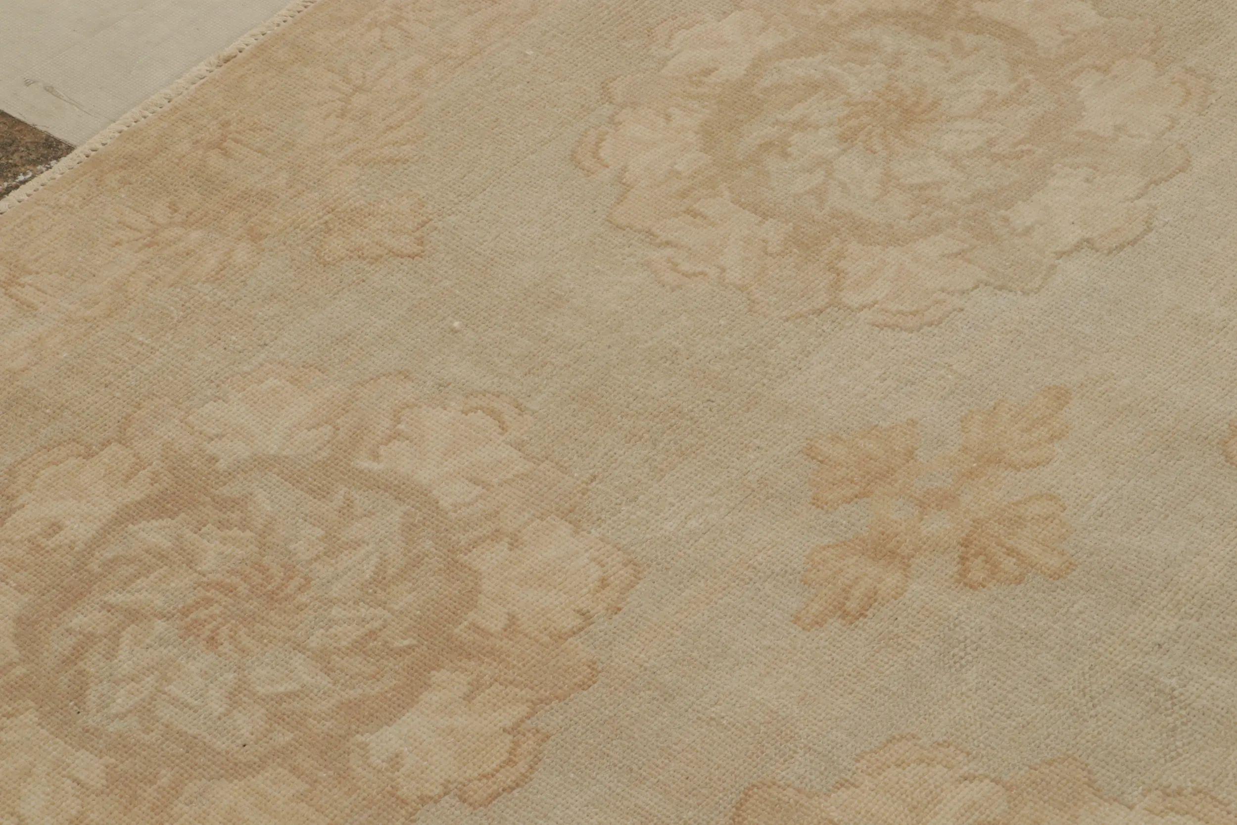 Rug & Kilim's Contemporary European Style Teppich mit beige-braunen Blumenmedaillons im Zustand „Neu“ im Angebot in Long Island City, NY