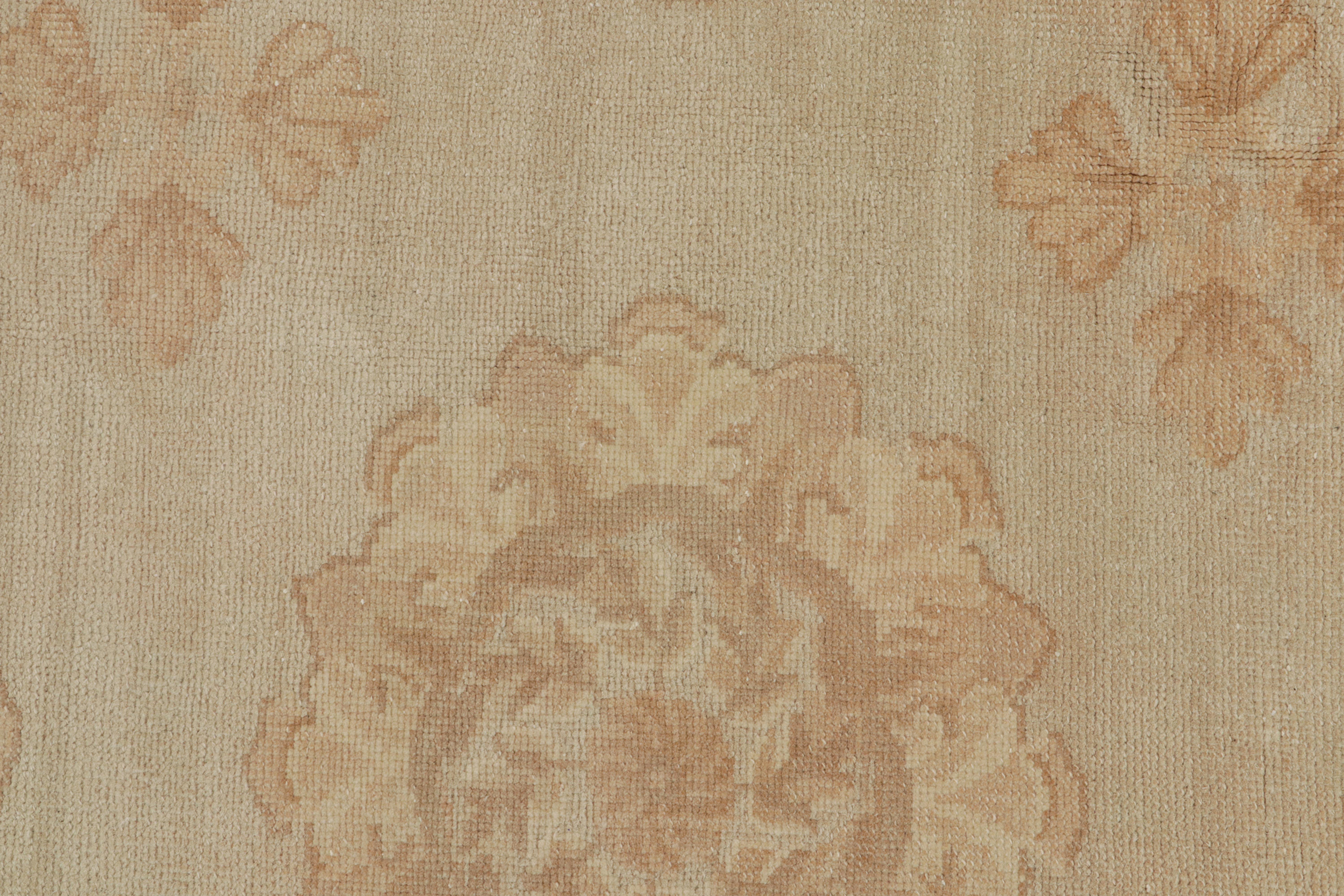 Rug & Kilim's Contemporary European Style Teppich mit beige-braunen Blumenmedaillons im Zustand „Neu“ im Angebot in Long Island City, NY
