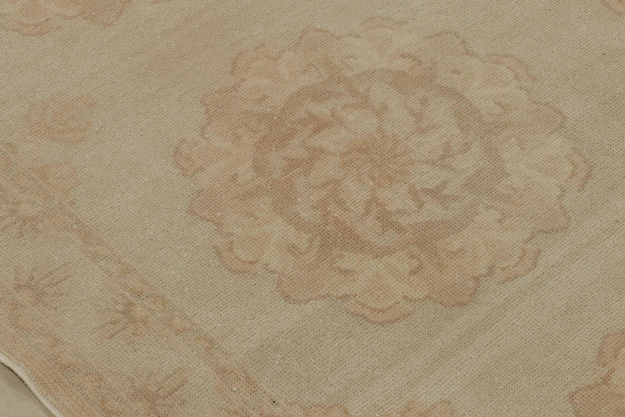 Rug & Kilim's Contemporary European Style Teppich mit beige-braunen Blumenmedaillons (21. Jahrhundert und zeitgenössisch) im Angebot