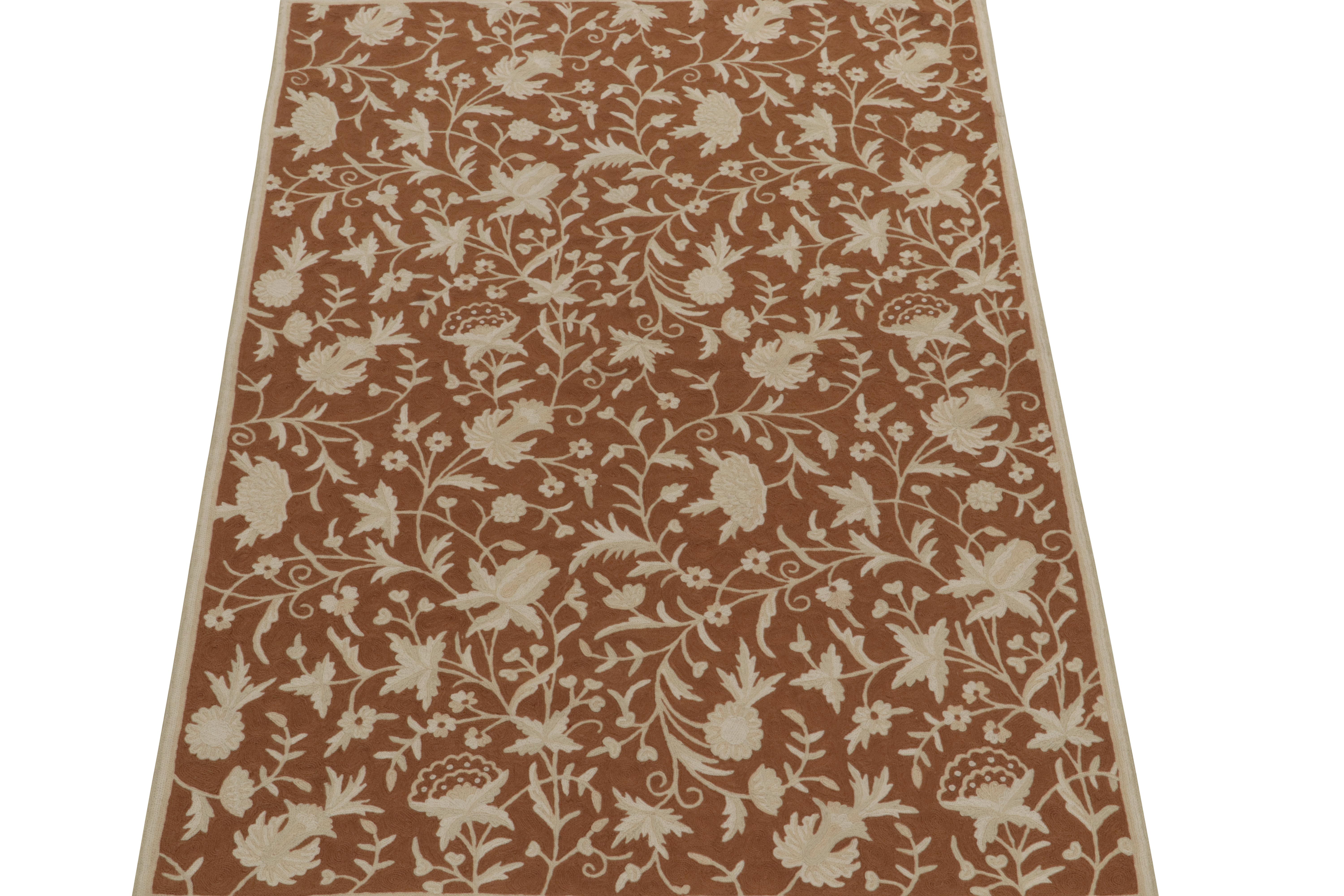 Rug & Kilim's Contemporary Flat Weave in Brown mit beigefarbenen Blumenmustern (Moderne) im Angebot