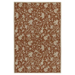 Rug & Kilim: trama piatta contemporanea in marrone con motivi floreali beige