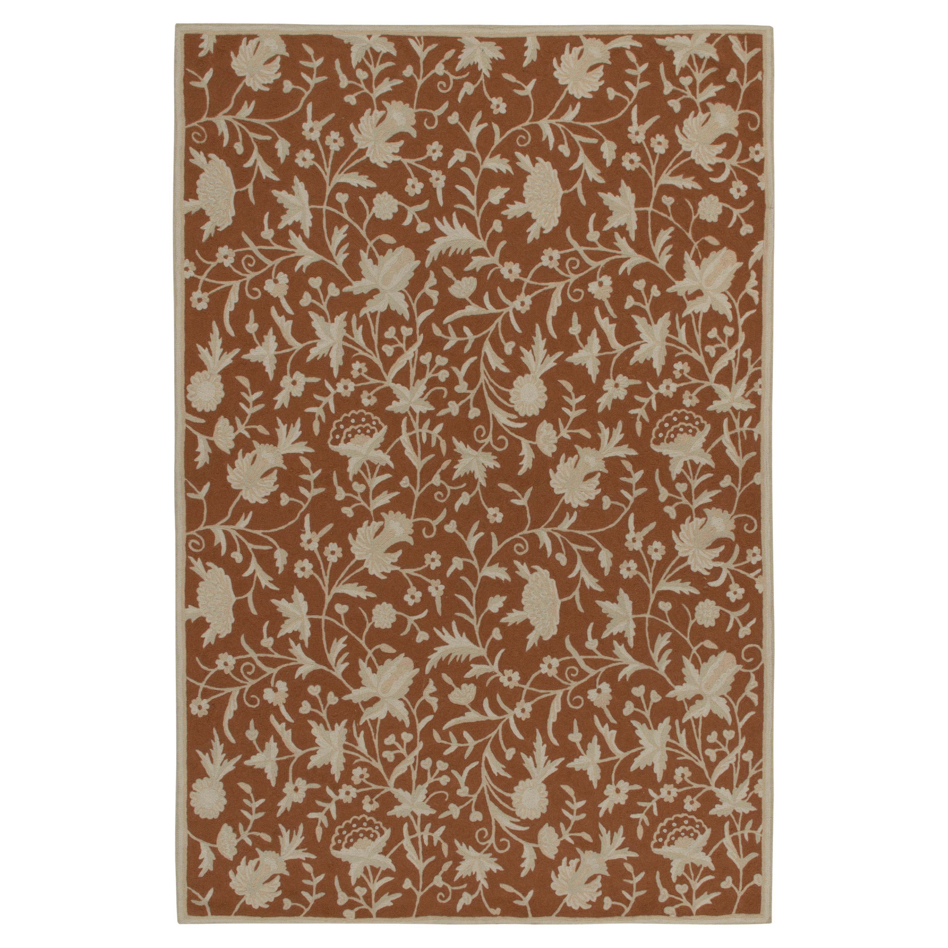 Rug & Kilim's Contemporary Flat Weave in Brown mit beigefarbenen Blumenmustern im Angebot