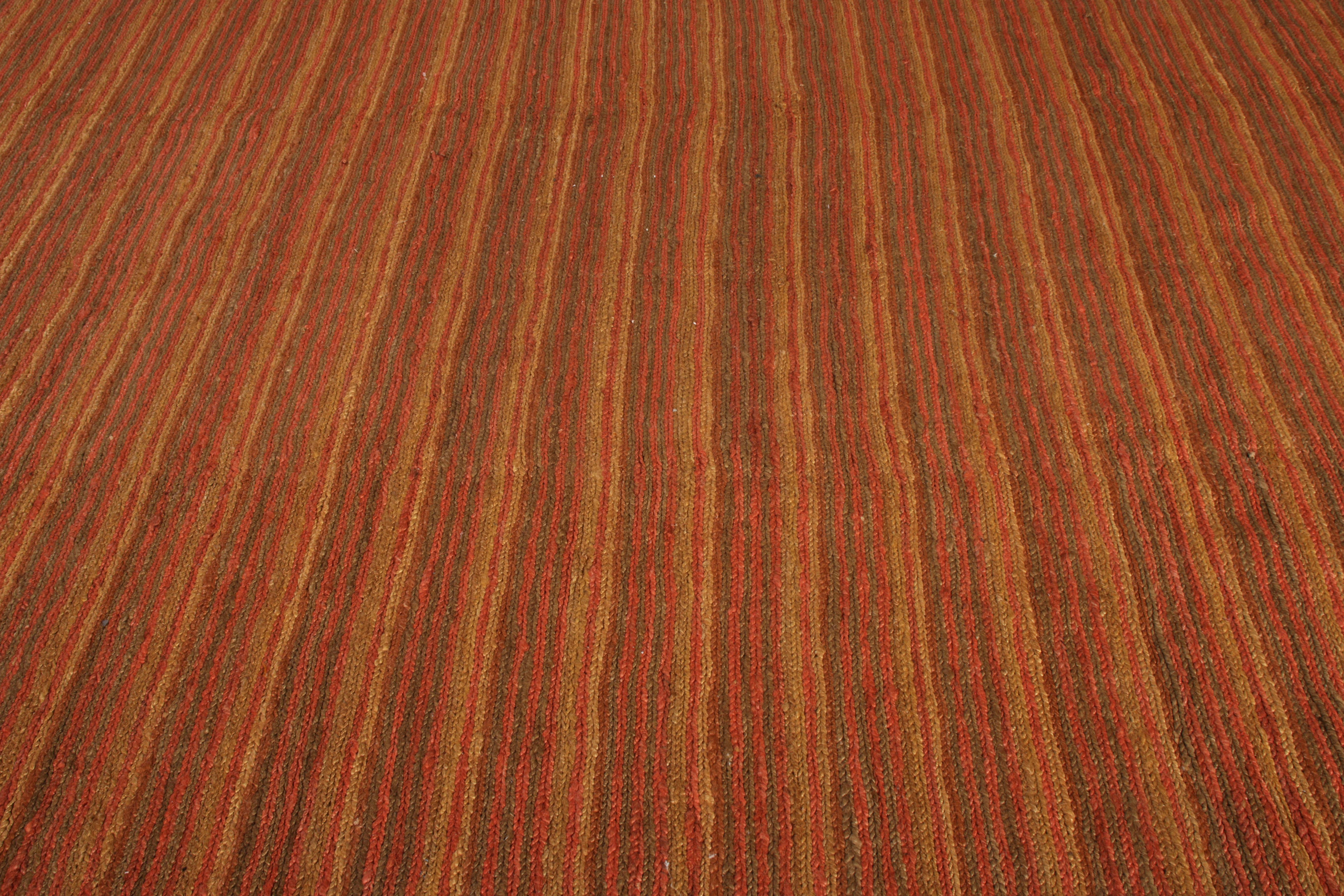 Zeitgenössischer Flachgewebe-Teppich, gestreift in Orange und Braun, quadratisch, Teppich (Kelim) im Angebot