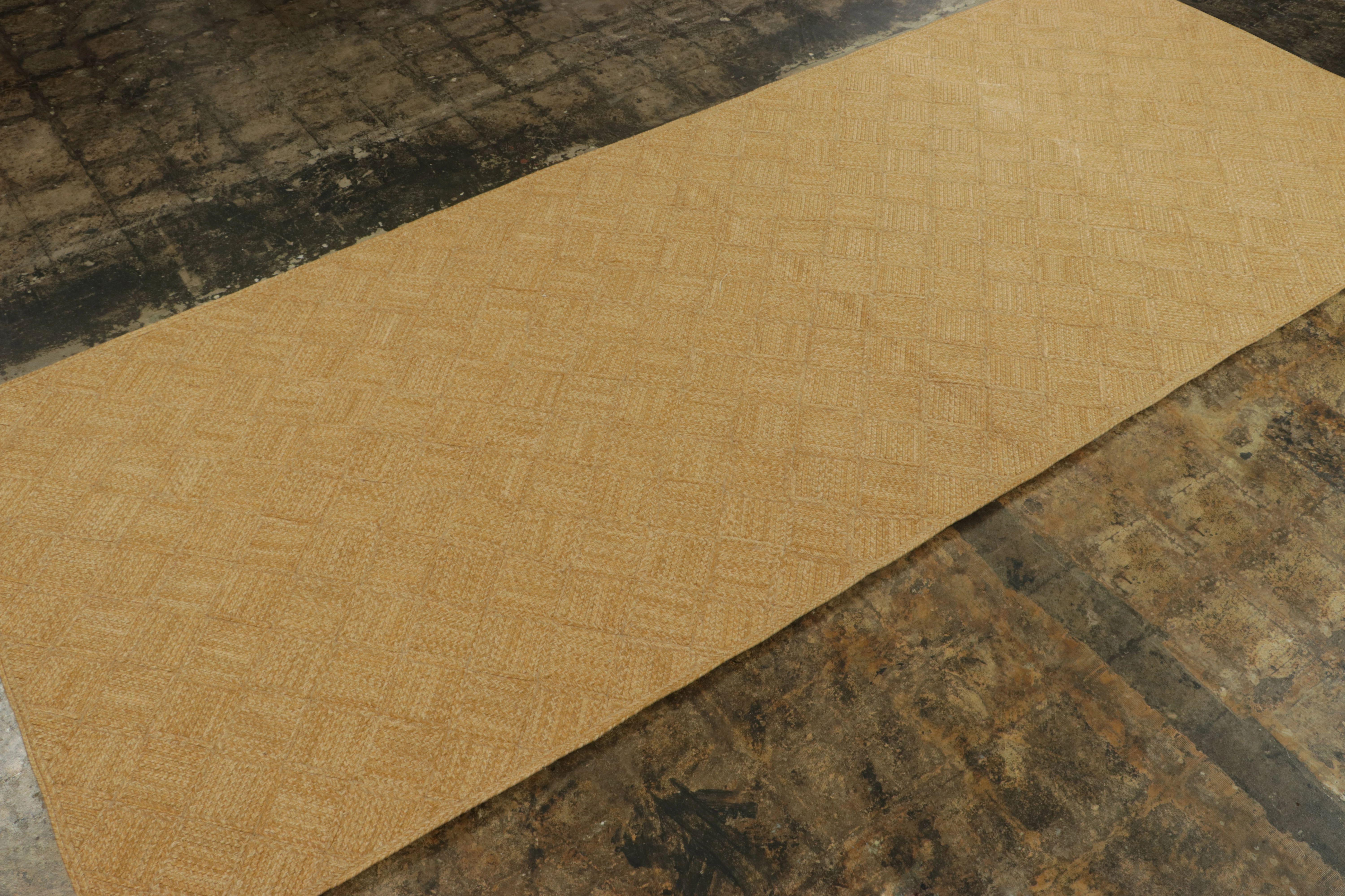 De las obras contemporáneas de Rug & Kilim, una moderna tela plana de 6x15 tejida a mano con hilo. Los sencillos y bellos tonos beige y dorado juegan suavemente con un leve elemento de dibujo geométrico, complementando la suavidad del hilo y el