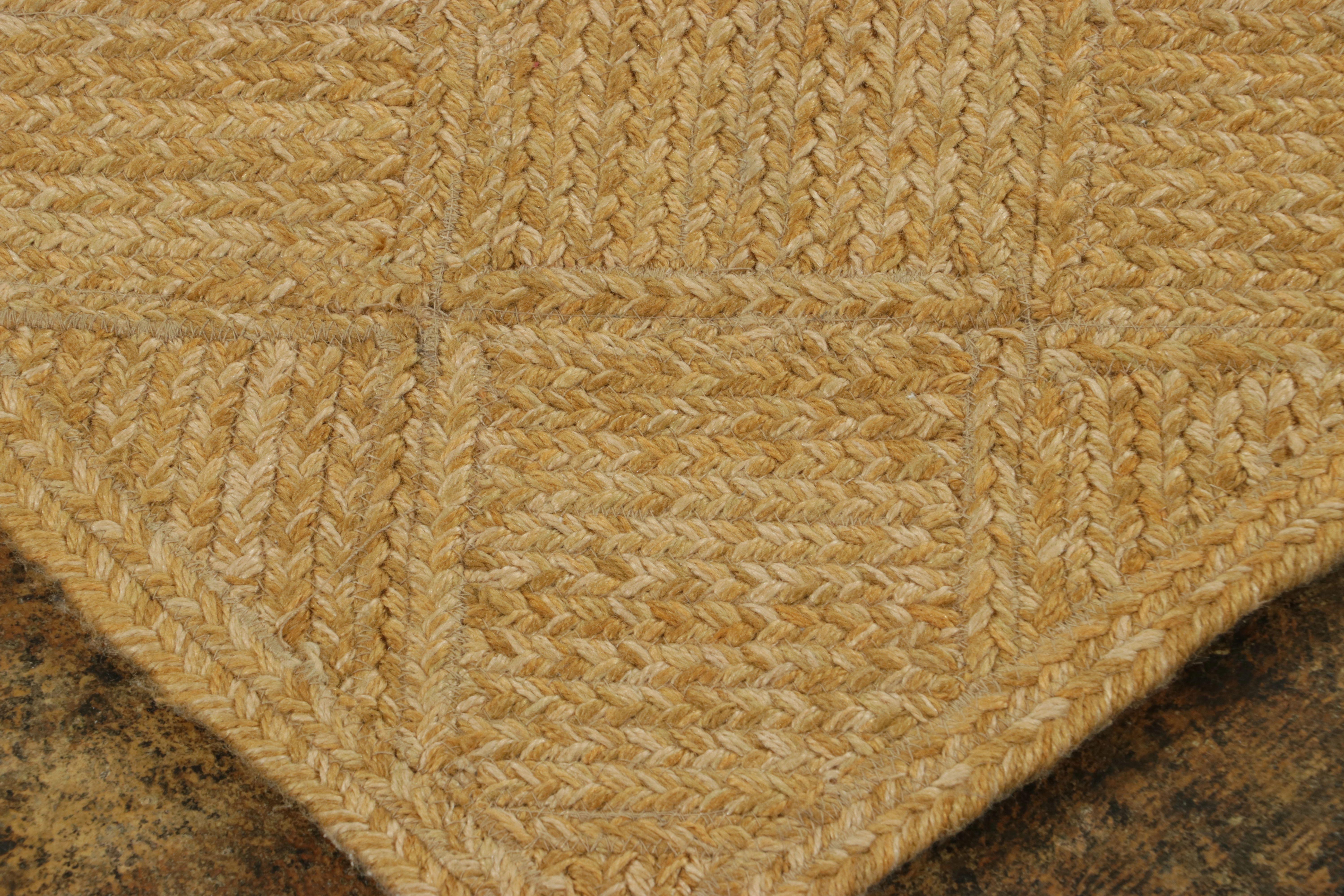 Parmi les œuvres contemporaines de Rug & Kilim, un tissage plat moderne de 2x7 tissé à la main à partir de fils. Les tons simples et magnifiques de beige et d'or jouent doucement avec un léger élément de motif géométrique, complétant la douceur du