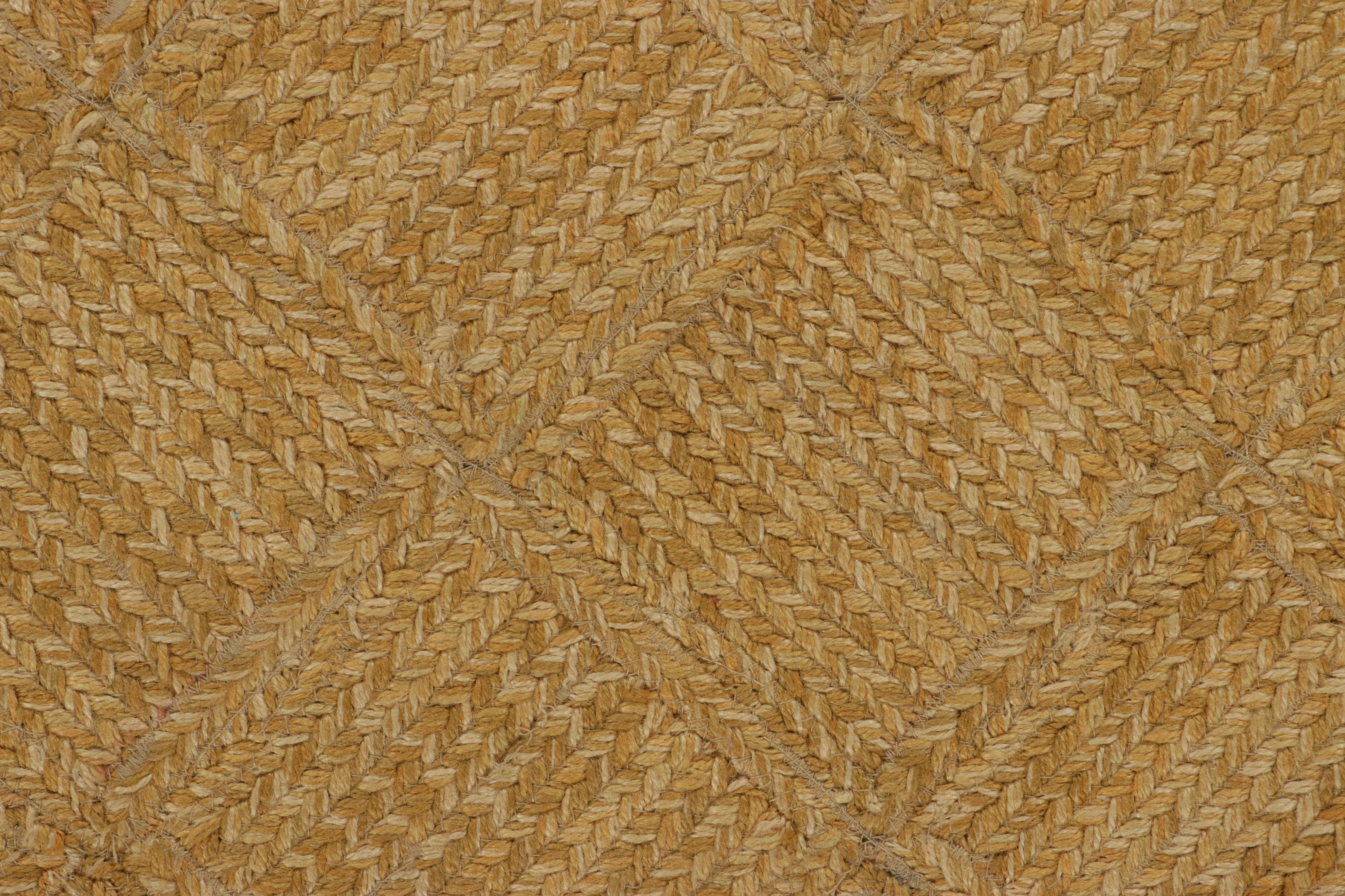 Indien Tapis contemporain à motif géométrique doré de Rug & Kilim en vente