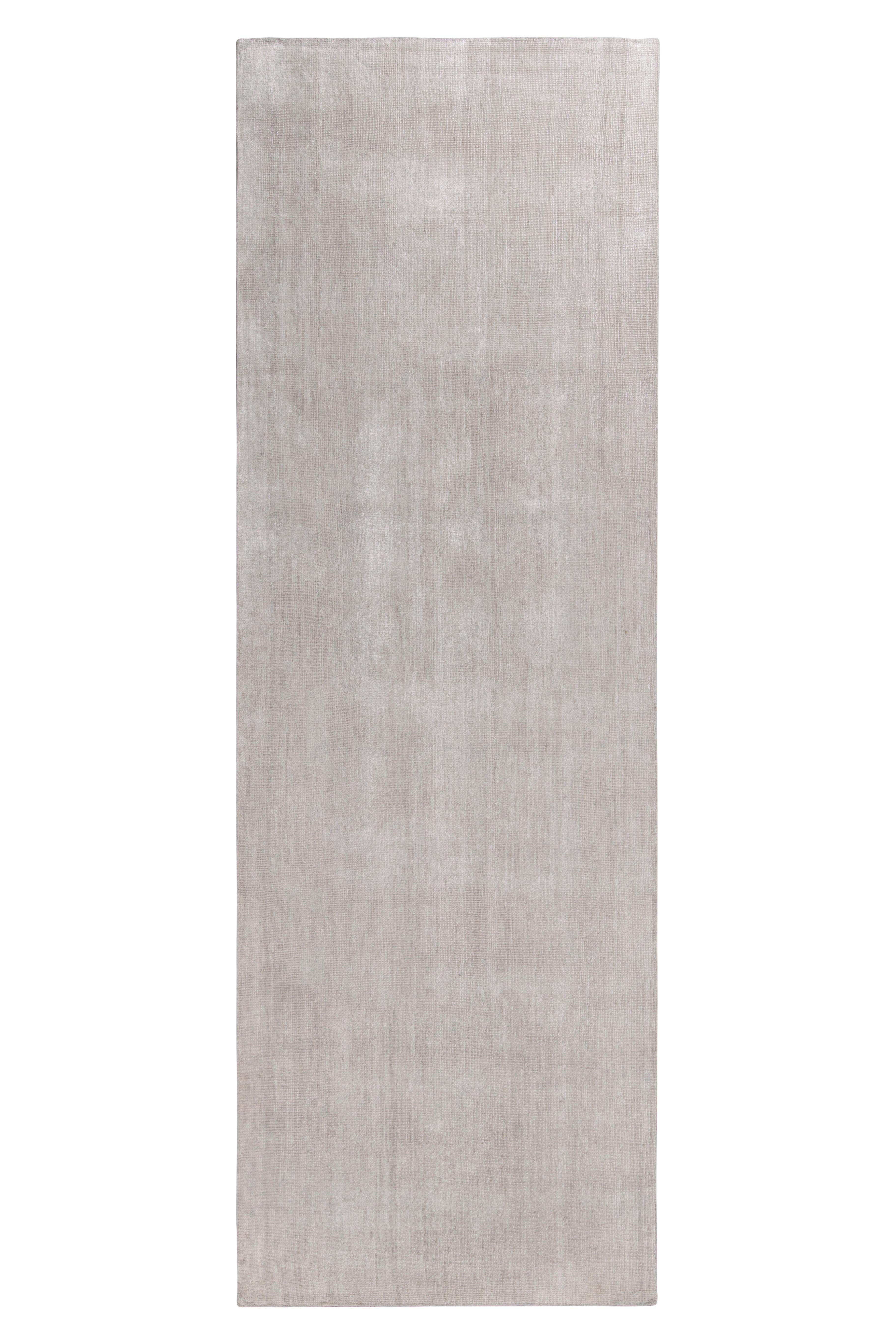 Questo tappeto 5x14, che fa parte della collezione Texture of Color di Rug & Kilim, presenta un'atmosfera contemporanea in colori e dimensioni eccezionali. Annodato a mano in seta, questo pezzo moderno fiorisce in una ricca tinta unita
