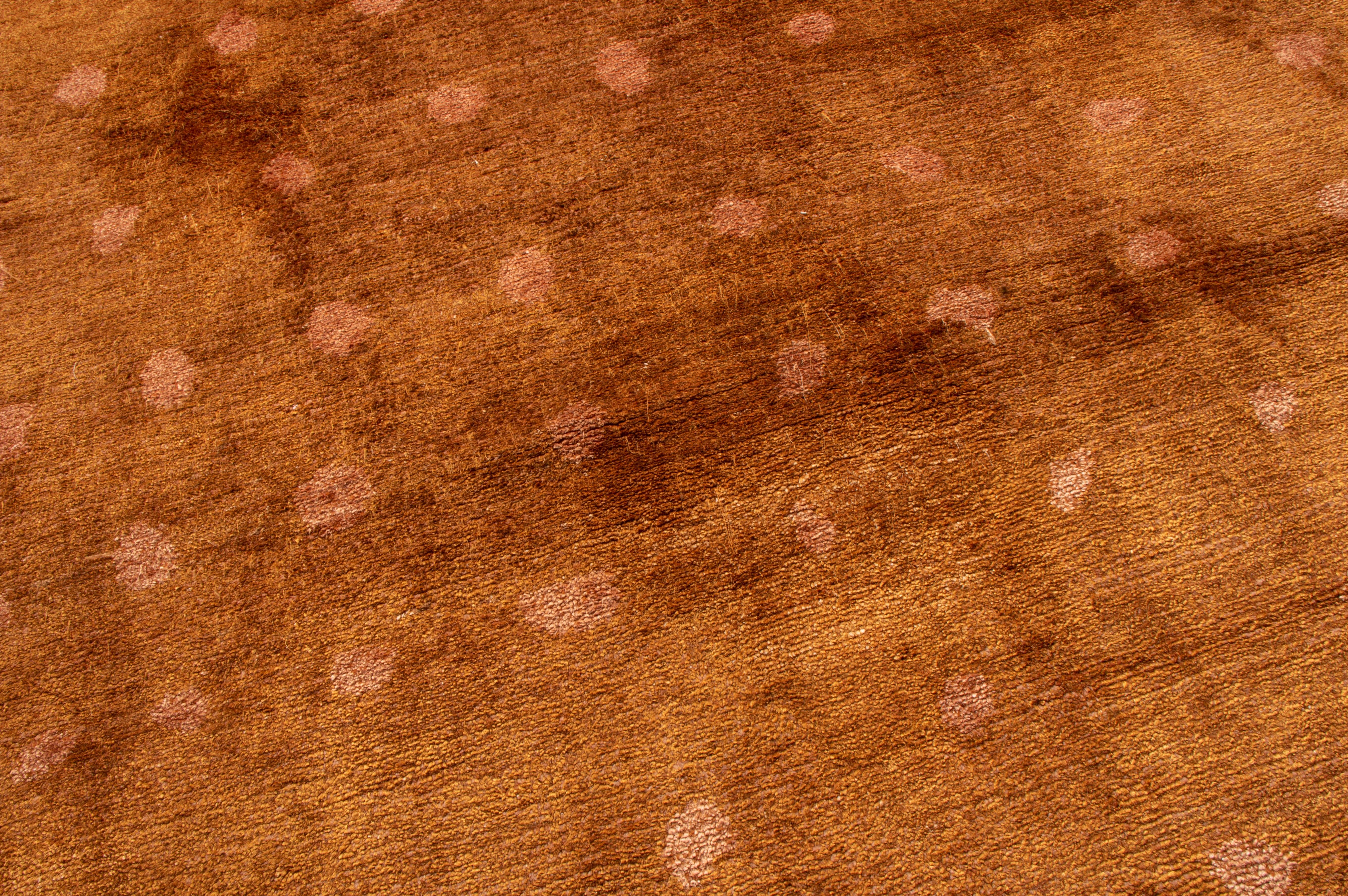 Népalais Rug & Kilim's Contemporary Geometric Brown Dot Wool and Silk Rug (tapis géométrique contemporain en laine et soie) en vente