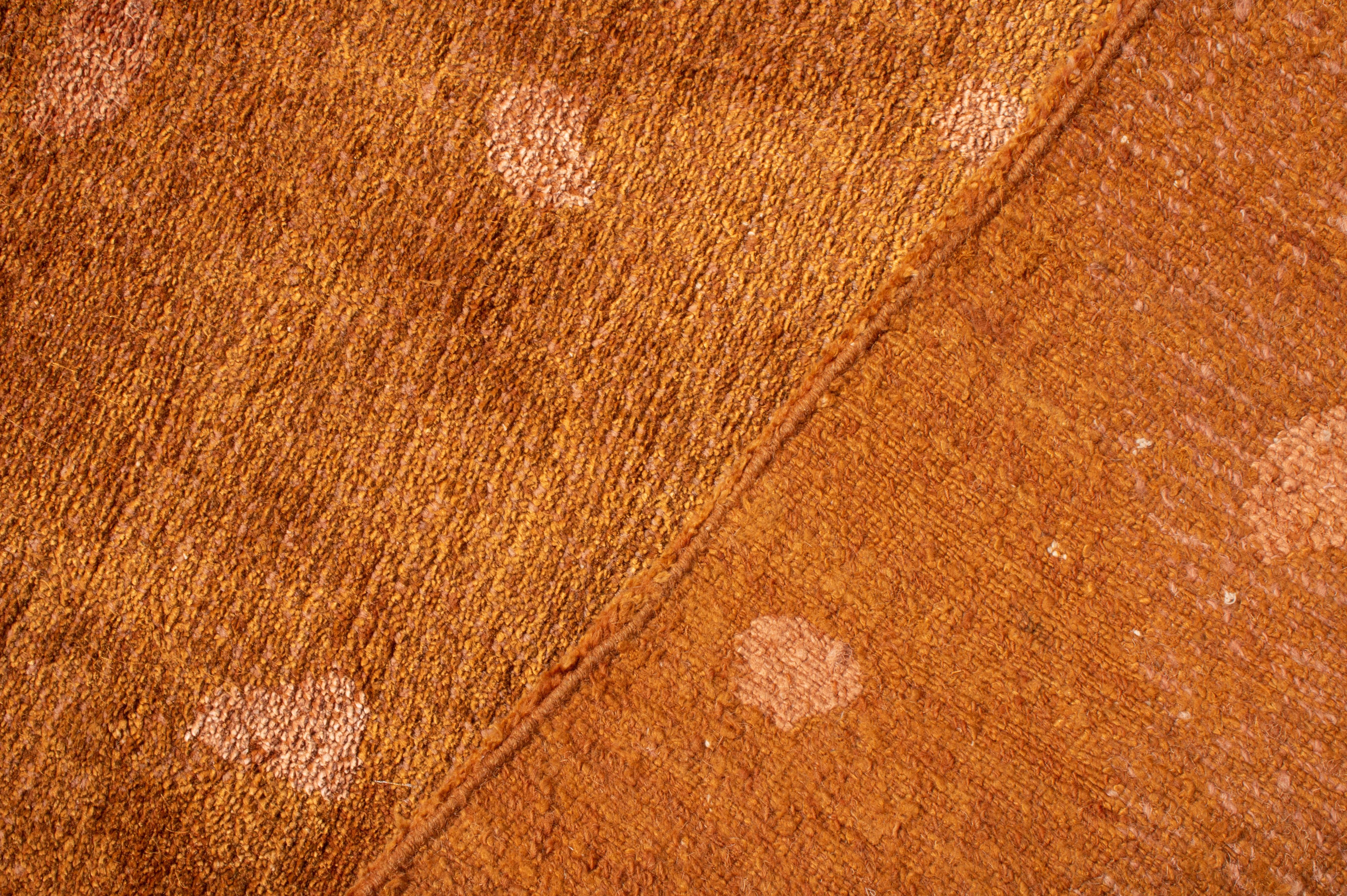 XXIe siècle et contemporain Rug & Kilim's Contemporary Geometric Brown Dot Wool and Silk Rug (tapis géométrique contemporain en laine et soie) en vente