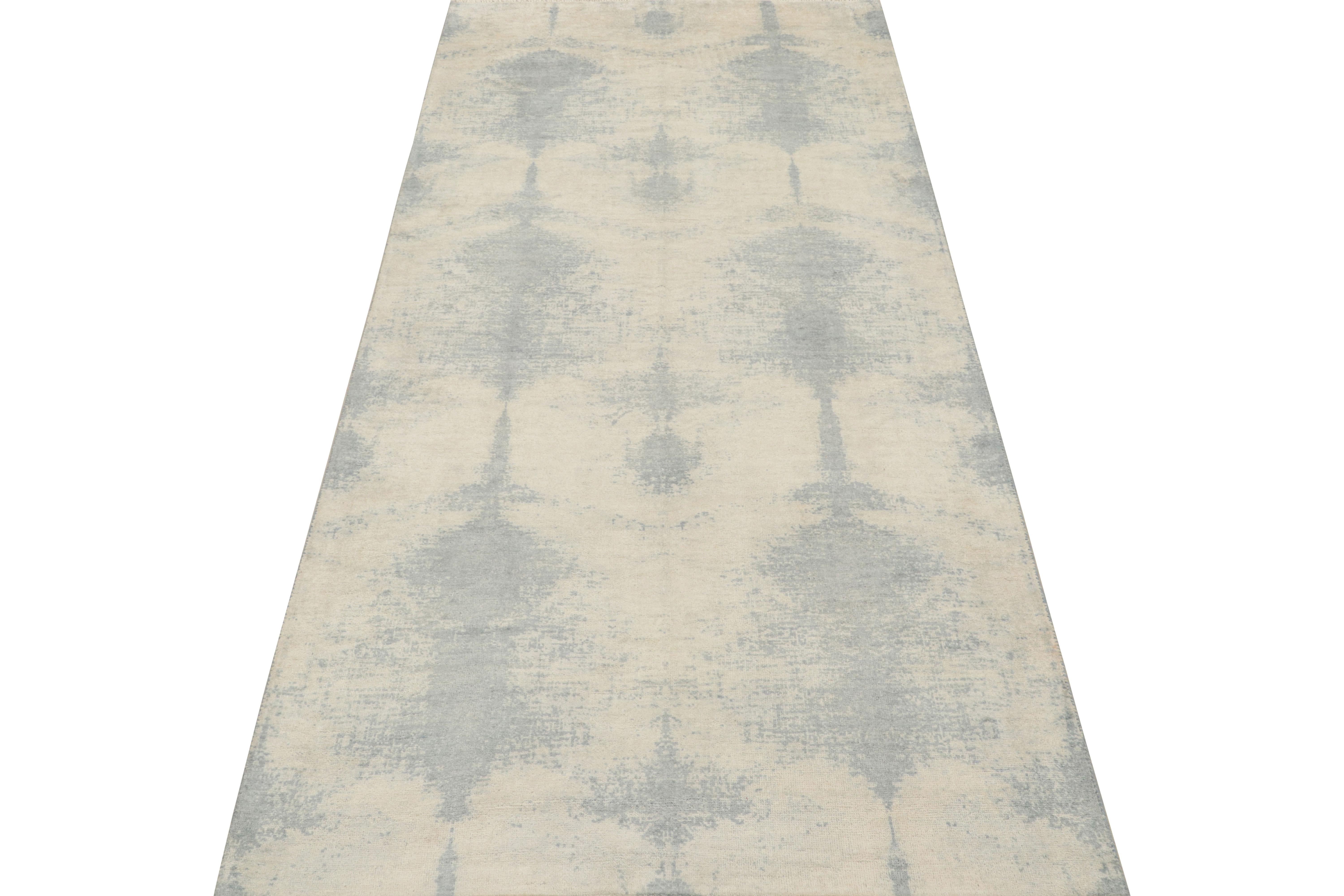 Indiano Runner geometrico contemporaneo in lana e seta blu avorio di Rug & Kilim in vendita