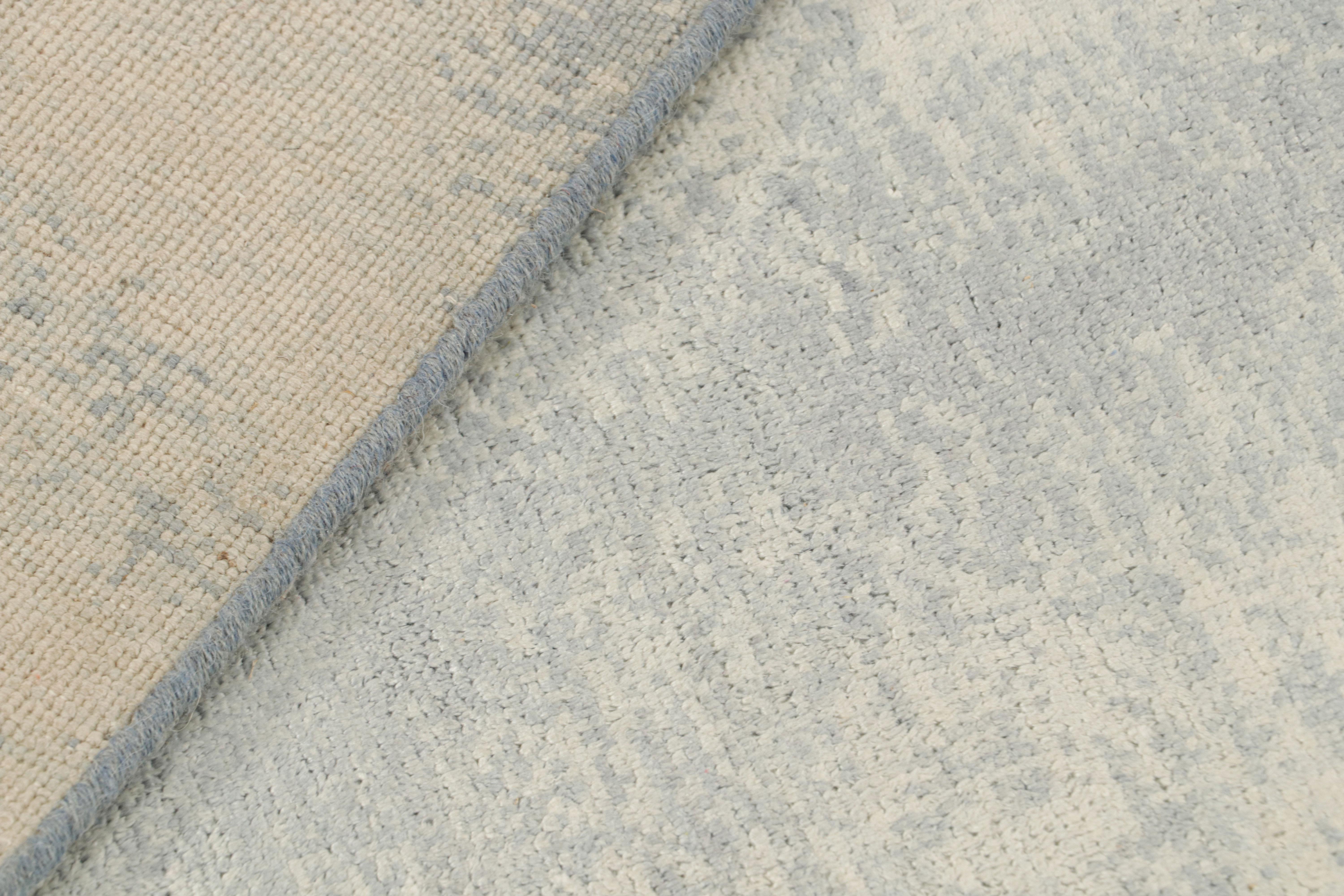 Lana Runner geometrico contemporaneo in lana e seta blu avorio di Rug & Kilim in vendita