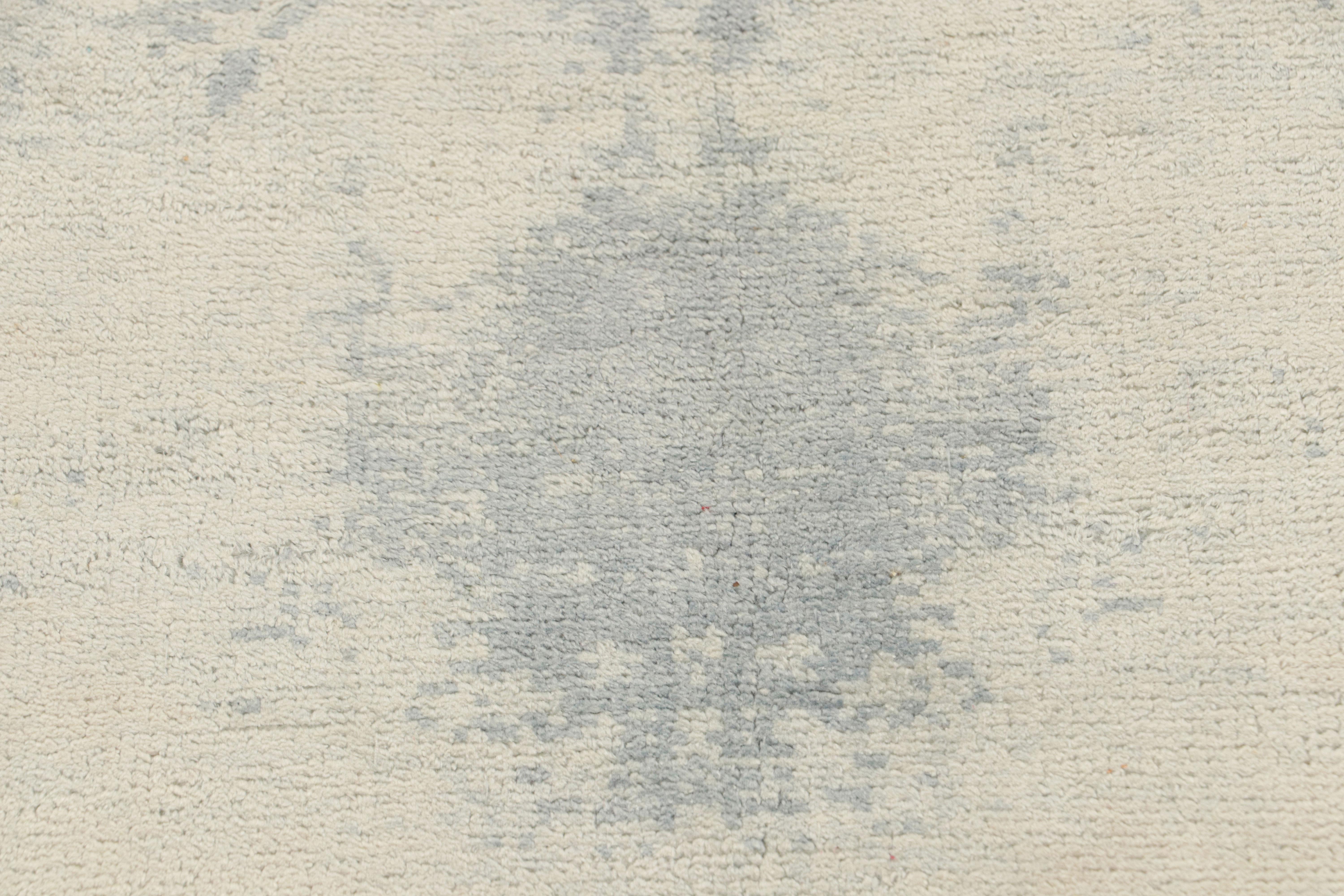 XXI secolo e contemporaneo Runner geometrico contemporaneo in lana e seta blu avorio di Rug & Kilim in vendita