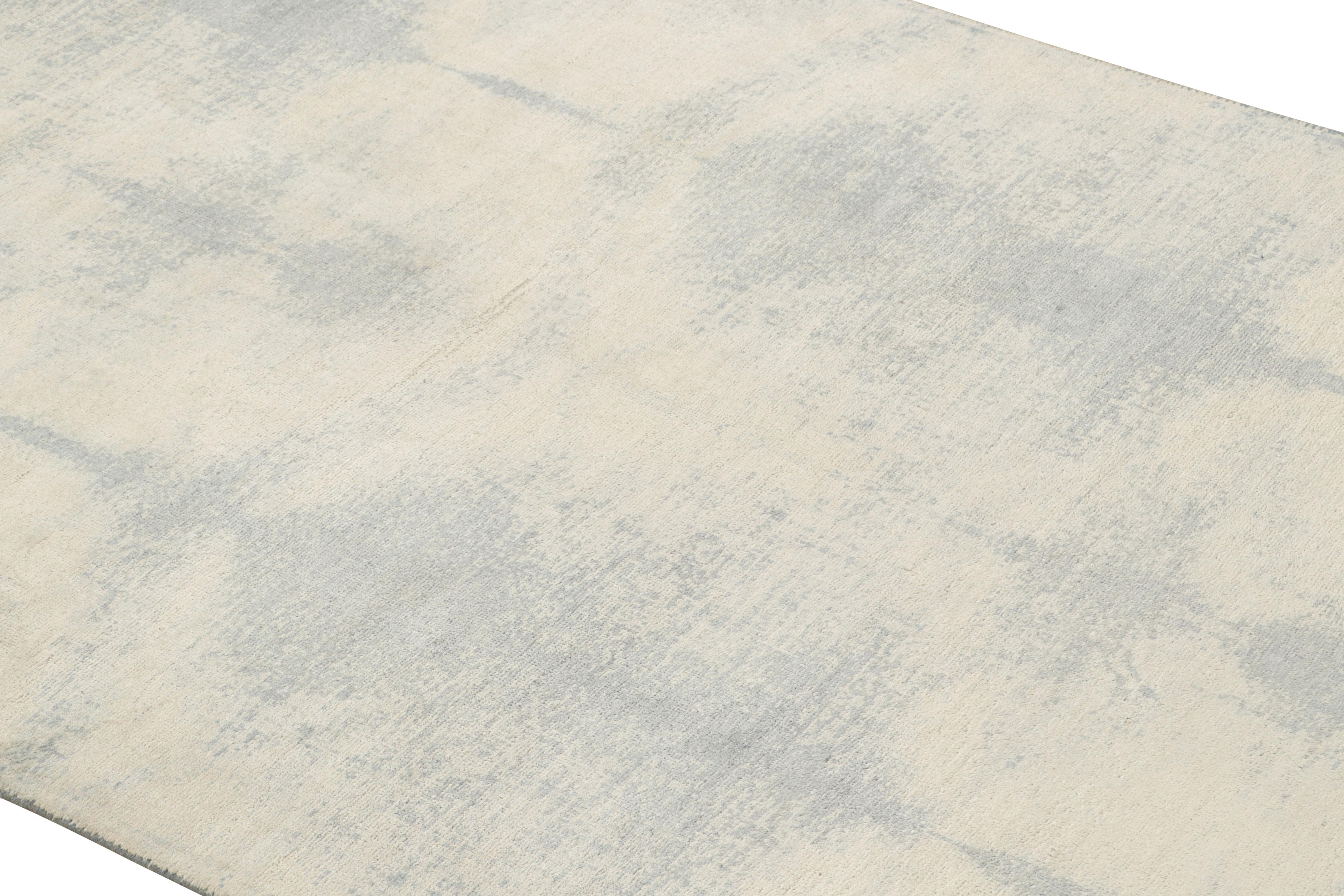 Annodato a mano Runner geometrico contemporaneo in lana e seta blu avorio di Rug & Kilim in vendita