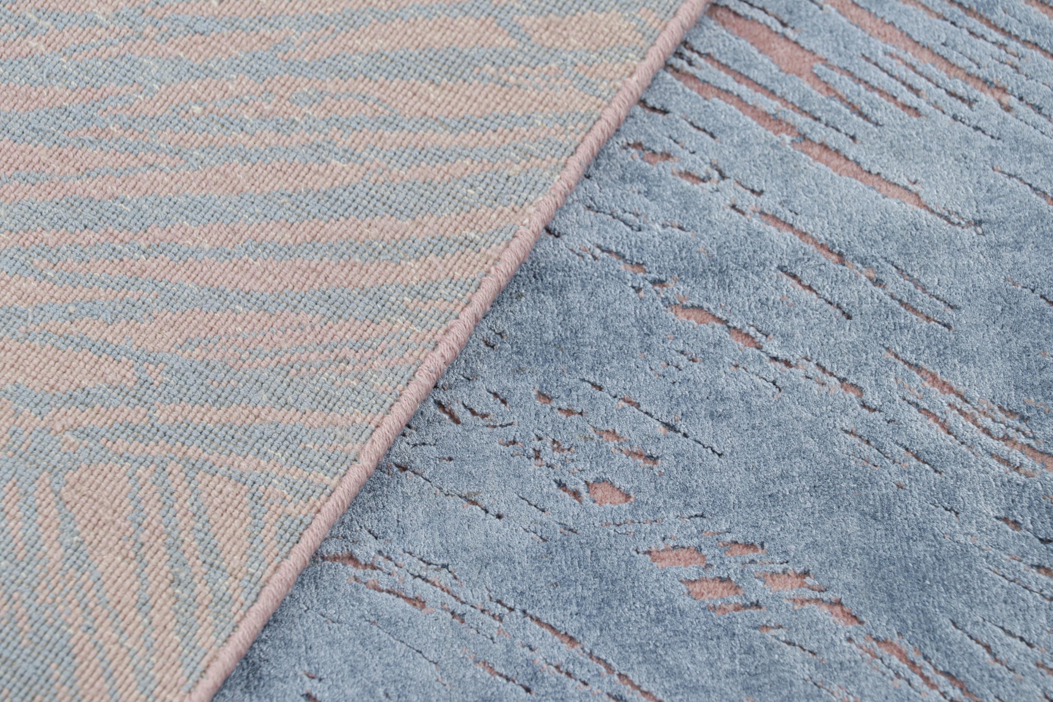 Laine Tapis contemporain géométrique rose et gris en laine et soie de Kilim's en vente