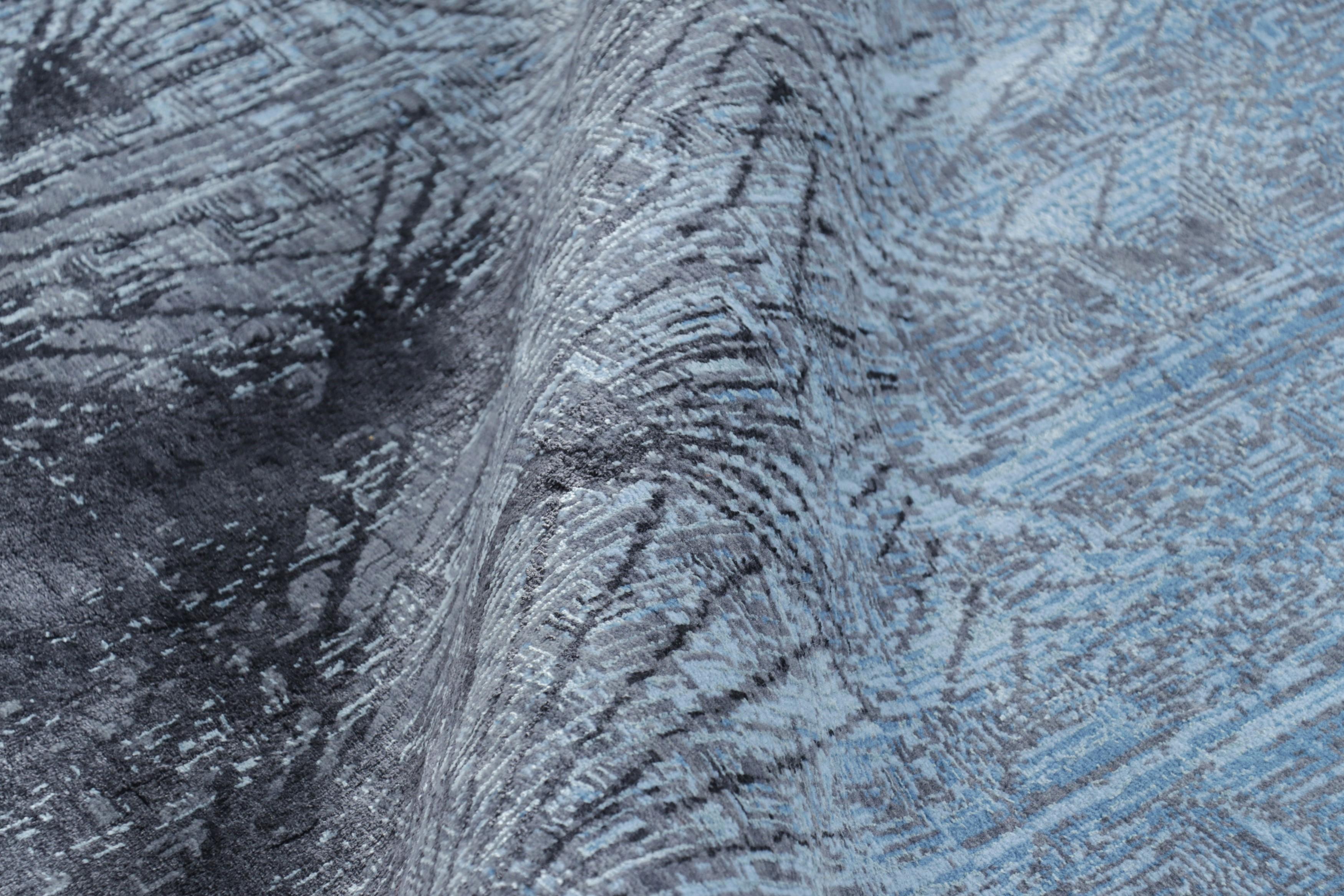 Rug & Kilim's Contemporary Geometric Rug In Blue And Gray Abstract Medallion (21. Jahrhundert und zeitgenössisch) im Angebot