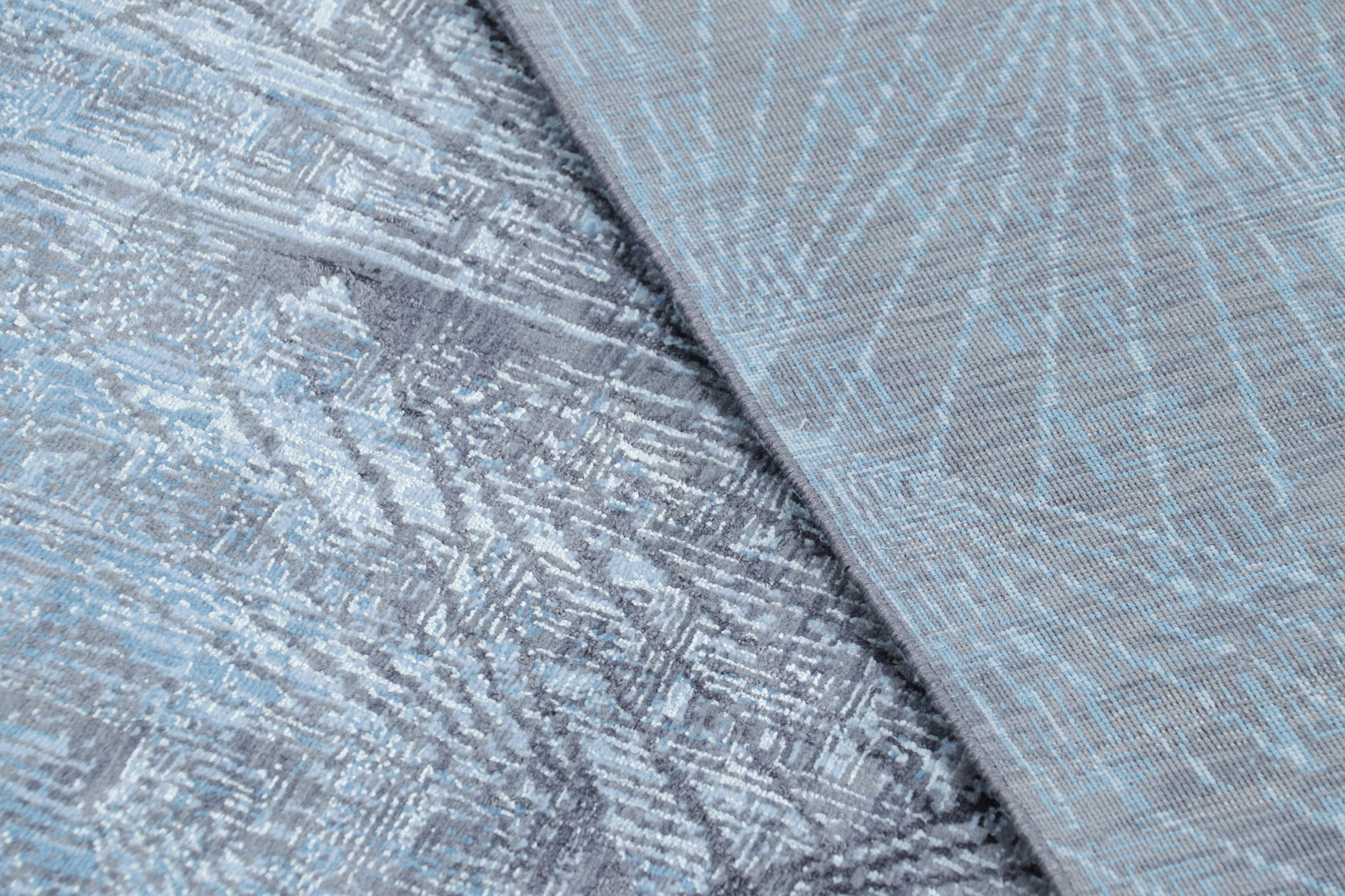 Rug & Kilim's Contemporary Geometric Rug In Blue And Gray Abstract Medallion (Wolle) im Angebot