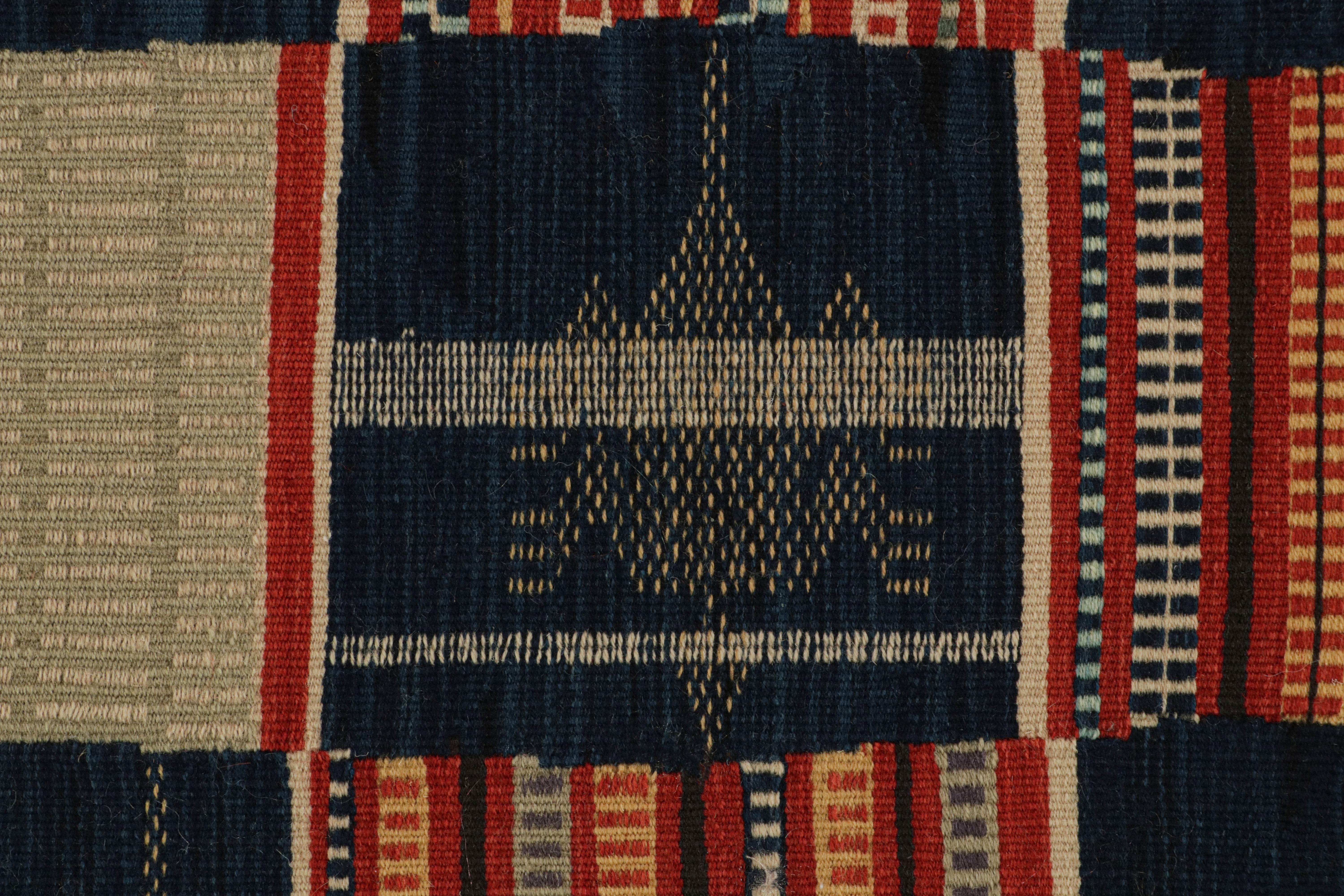 XXI secolo e contemporaneo Rug & Kilim - Runner geometrico contemporaneo in lana rossa e blu del Ghana in vendita