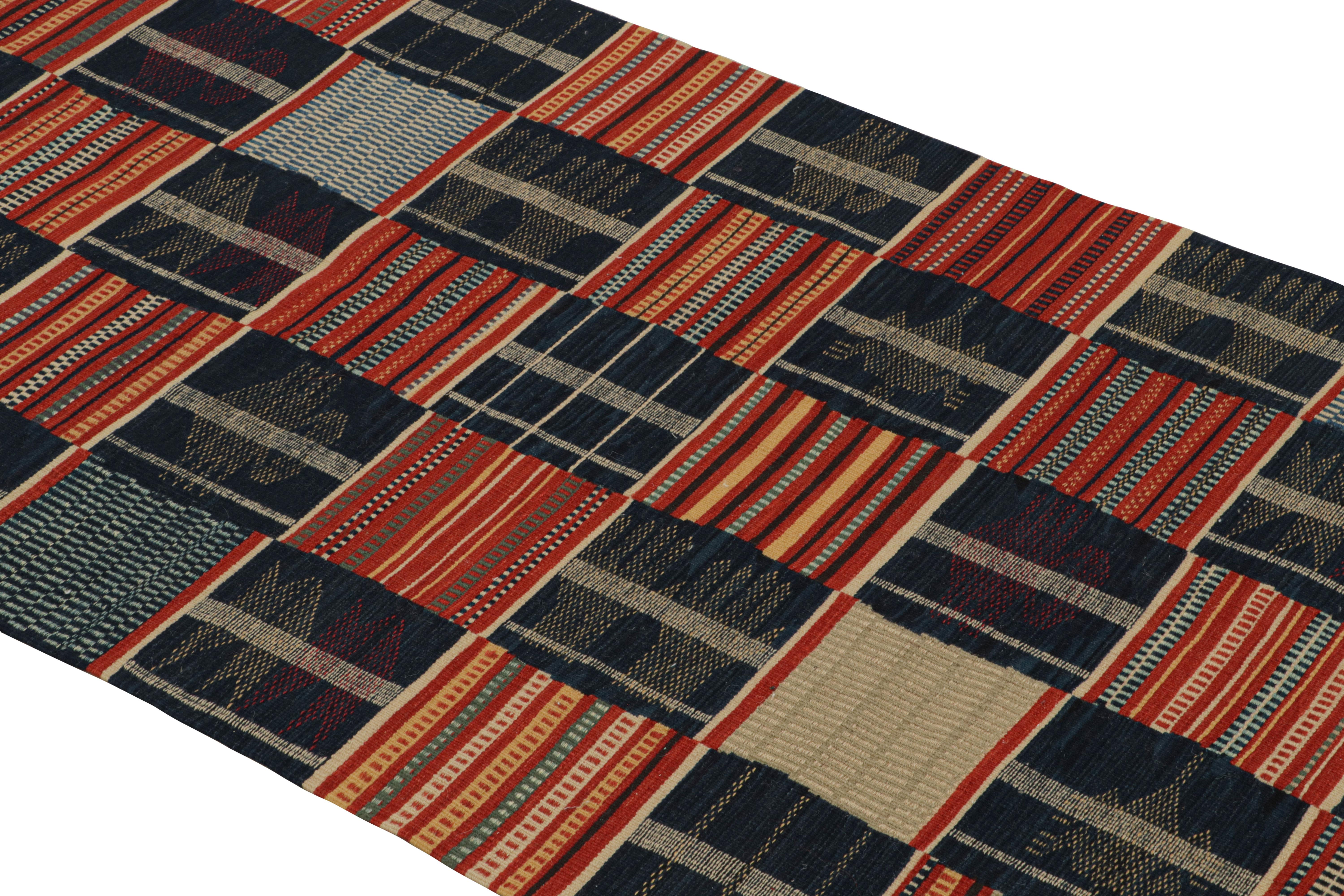 Annodato a mano Rug & Kilim - Runner geometrico contemporaneo in lana rossa e blu del Ghana in vendita