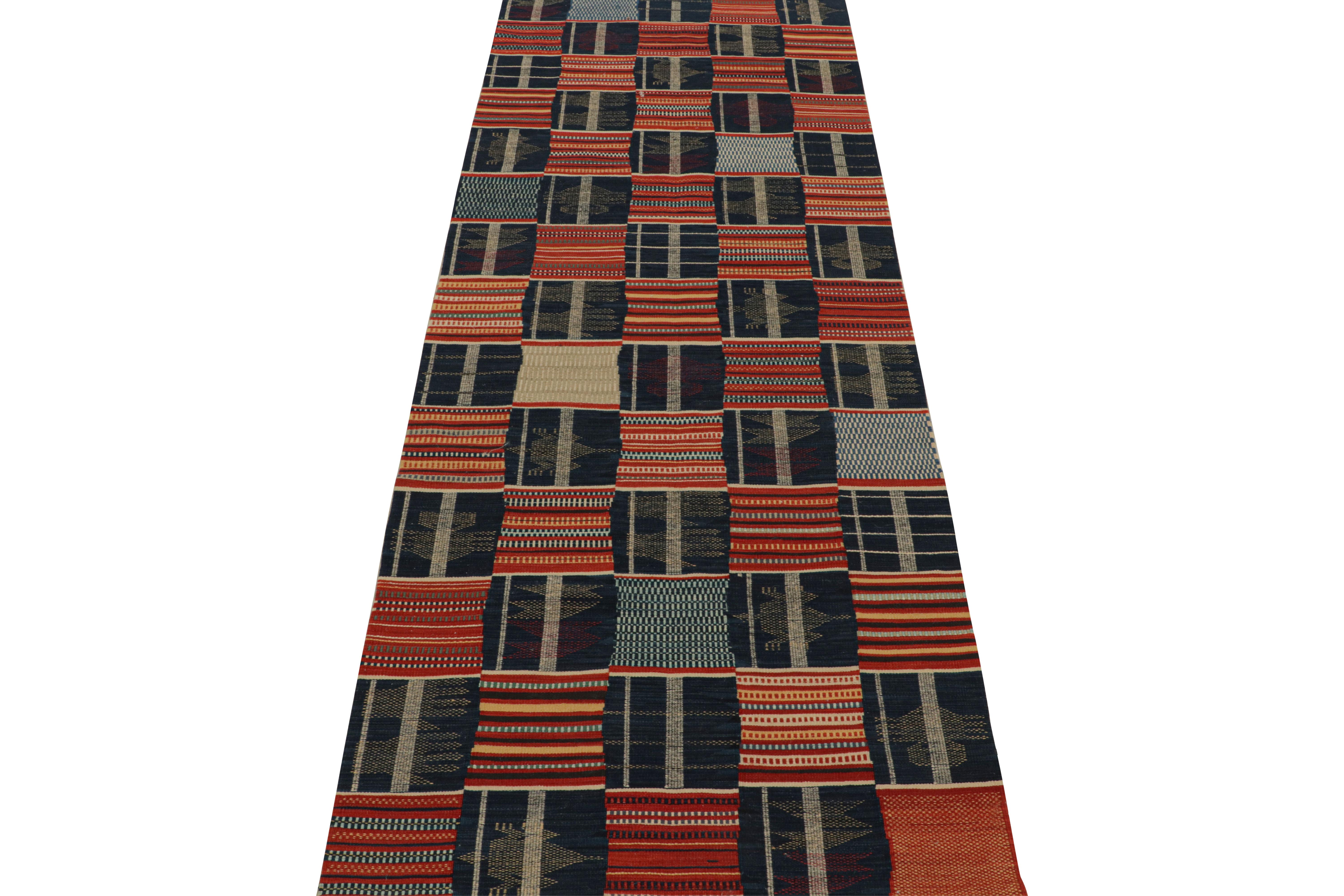 Cinese Rug & Kilim - Runner geometrico contemporaneo in lana rossa e blu del Ghana in vendita