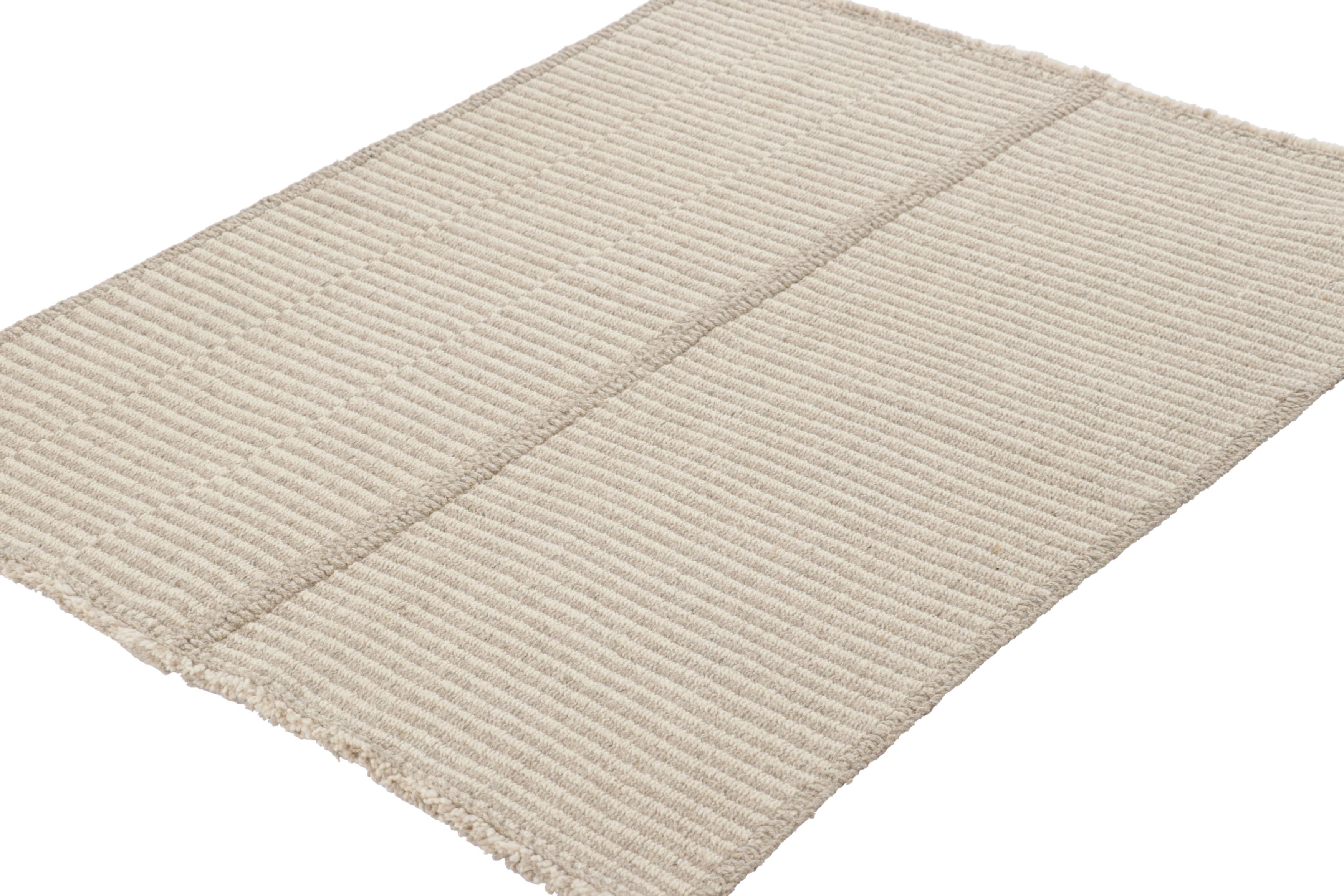 Tissé à la main Rug & Kilim's Contemporary Gift-Sized Kilim, Beige and Cream Textural Stripes (Kilim contemporain en forme de cadeau, rayures texturées beige et crème) en vente