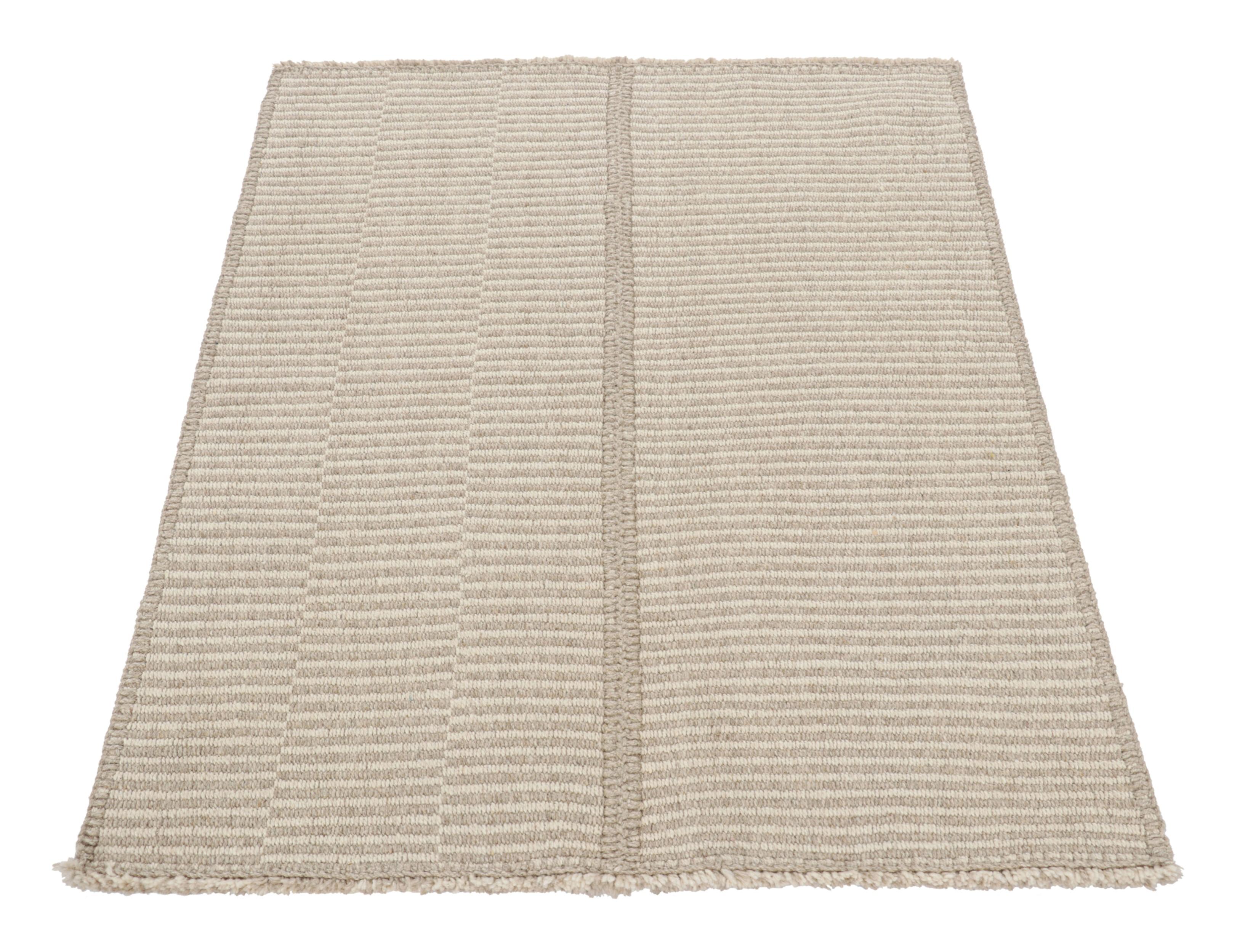 Rug & Kilim's Zeitgenössischer Kelim in Geschenkgröße, beige und cremefarbene Strukturstreifen im Zustand „Neu“ im Angebot in Long Island City, NY