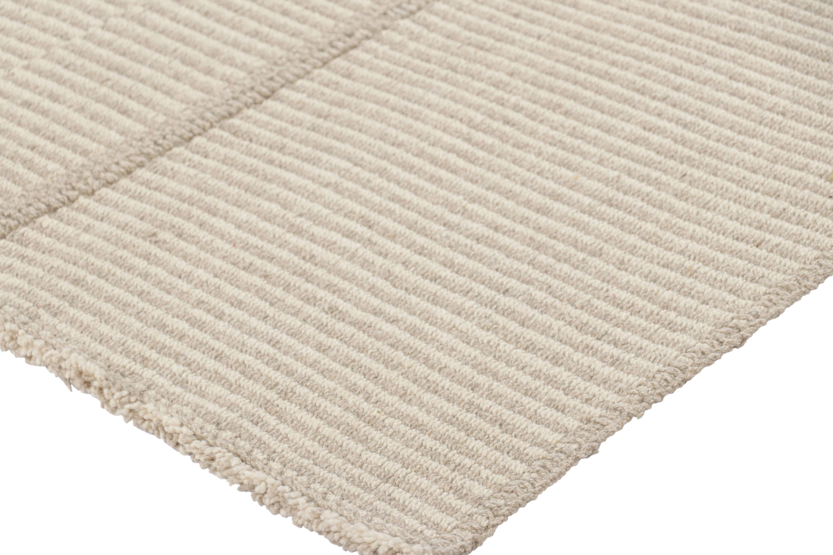 XXIe siècle et contemporain Rug & Kilim's Contemporary Gift-Sized Kilim, Beige and Cream Textural Stripes (Kilim contemporain en forme de cadeau, rayures texturées beige et crème) en vente